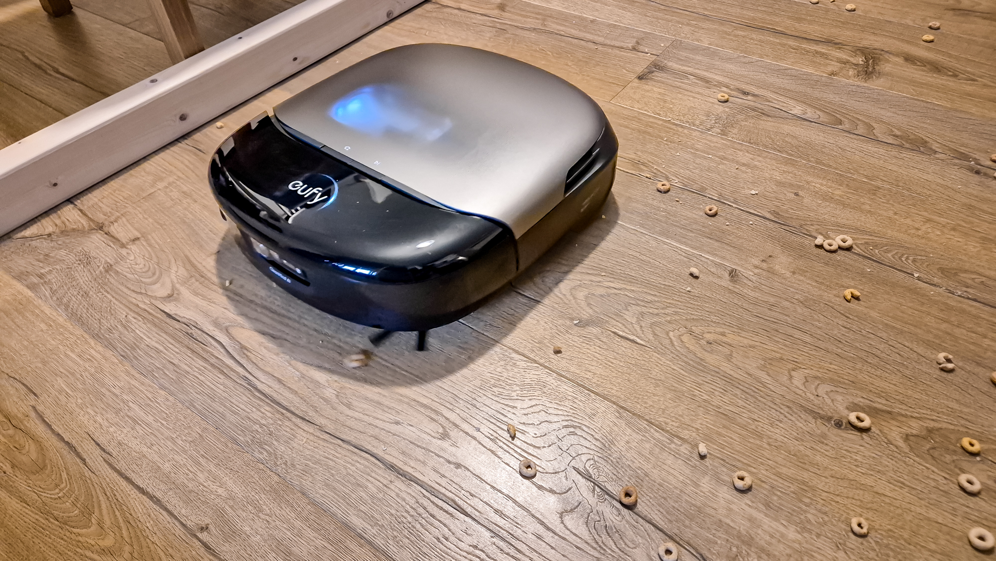 Eufy Omni S2 מנקה צ'יריוס על רצפת עץ