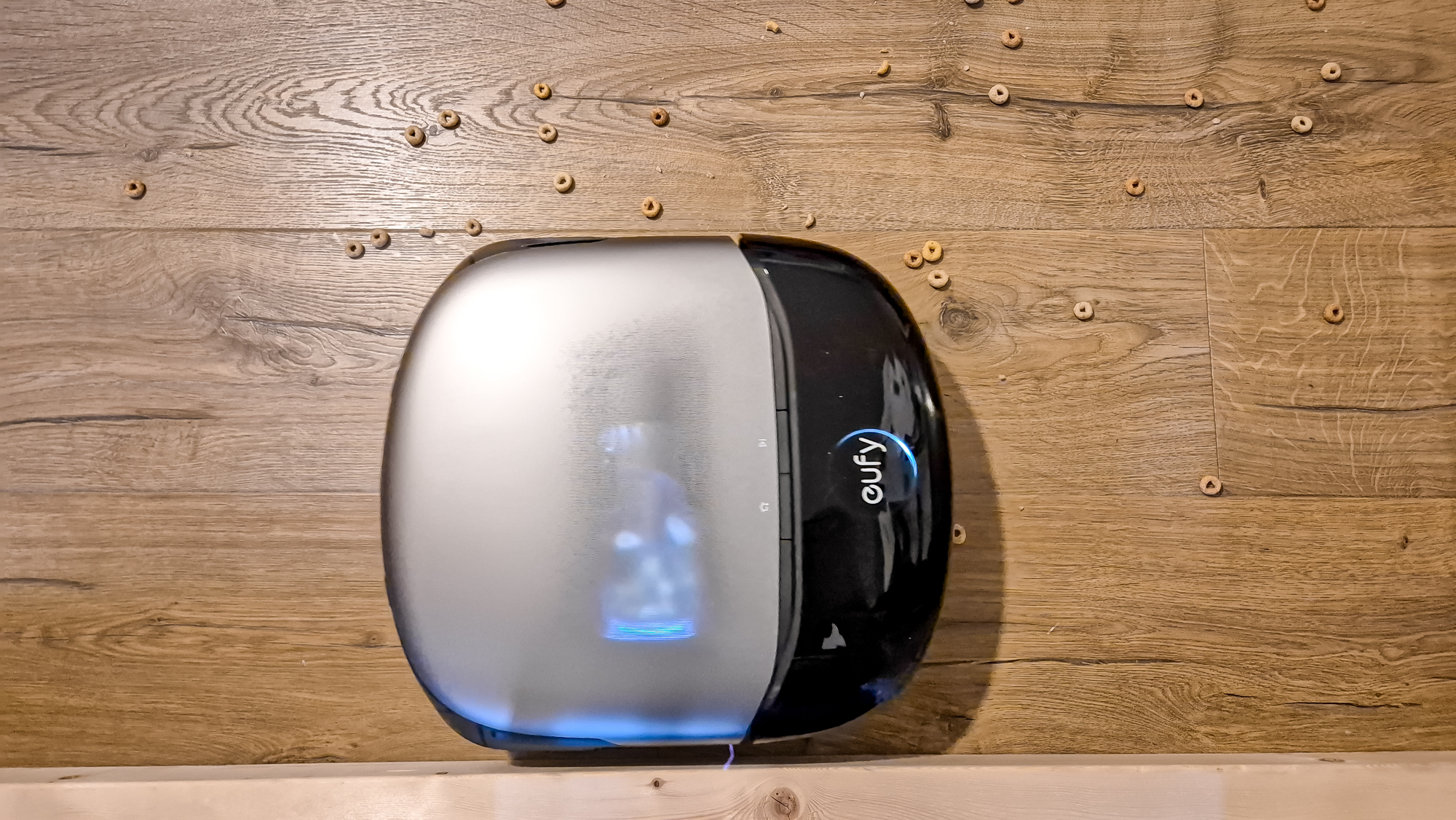 Eufy Omni S2 מנקה צ'יריוס מקצוות רצפת עץ