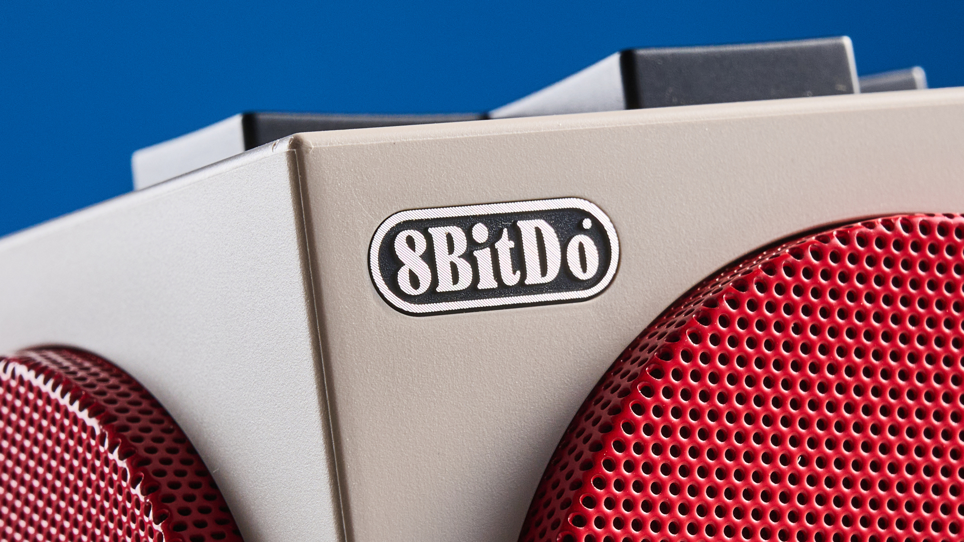 רמקול בלוטות' 8BitDo Retro Cube 2 בז', אדום ושחור