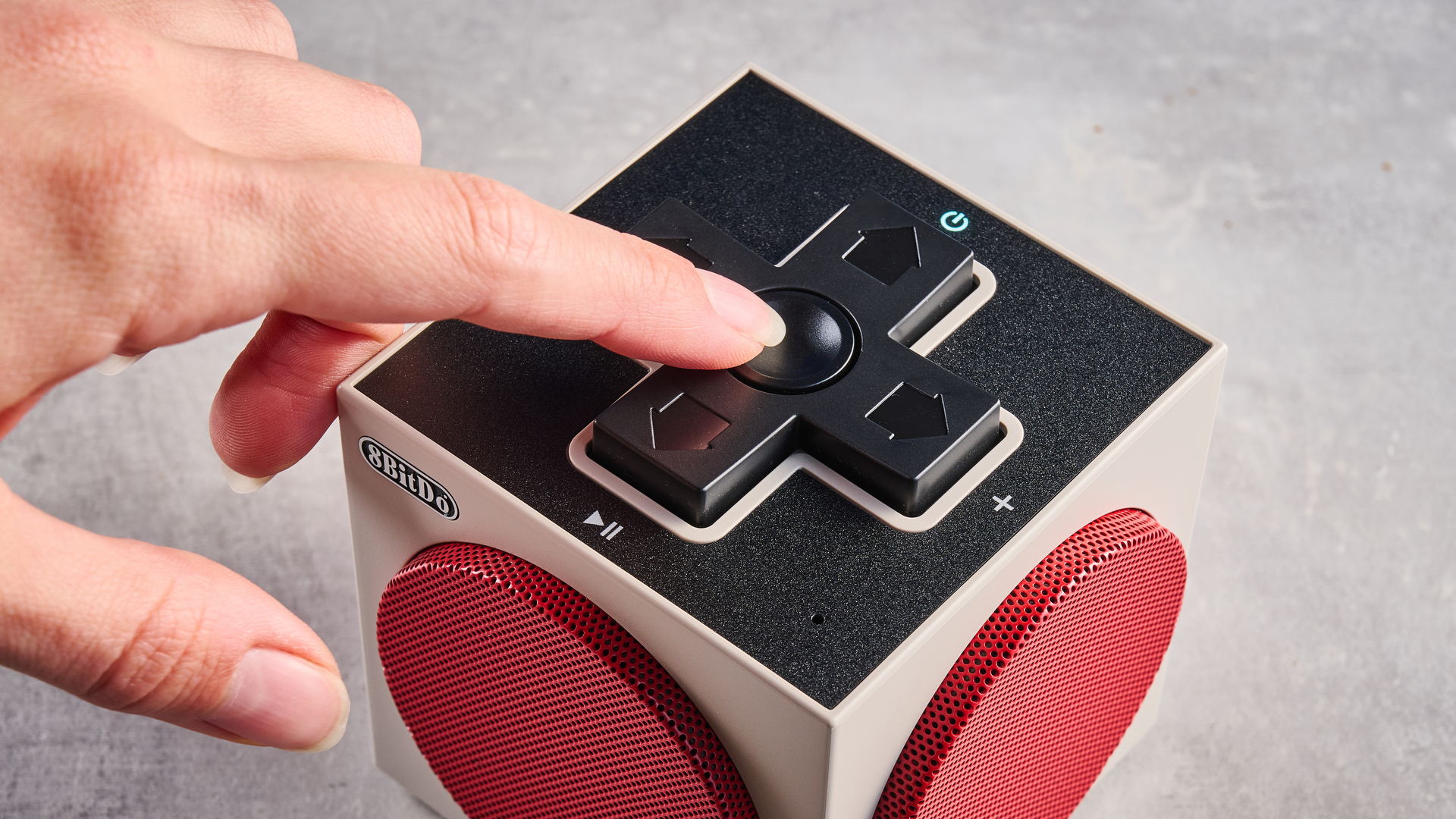 רמקול בלוטות' 8BitDo Retro Cube 2 בז', אדום ושחור