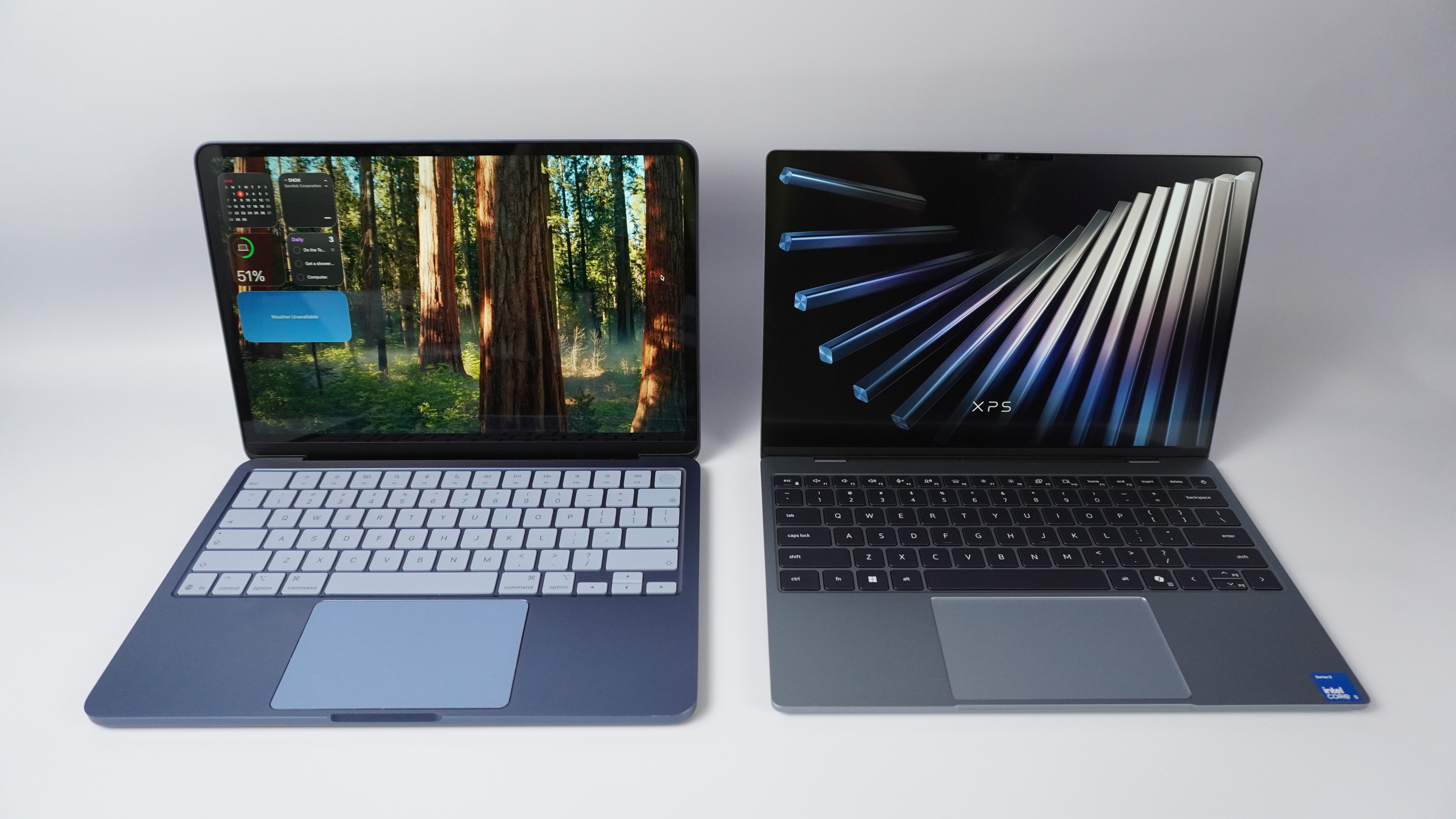 Dell XPS 13 לצד MacBook Neo