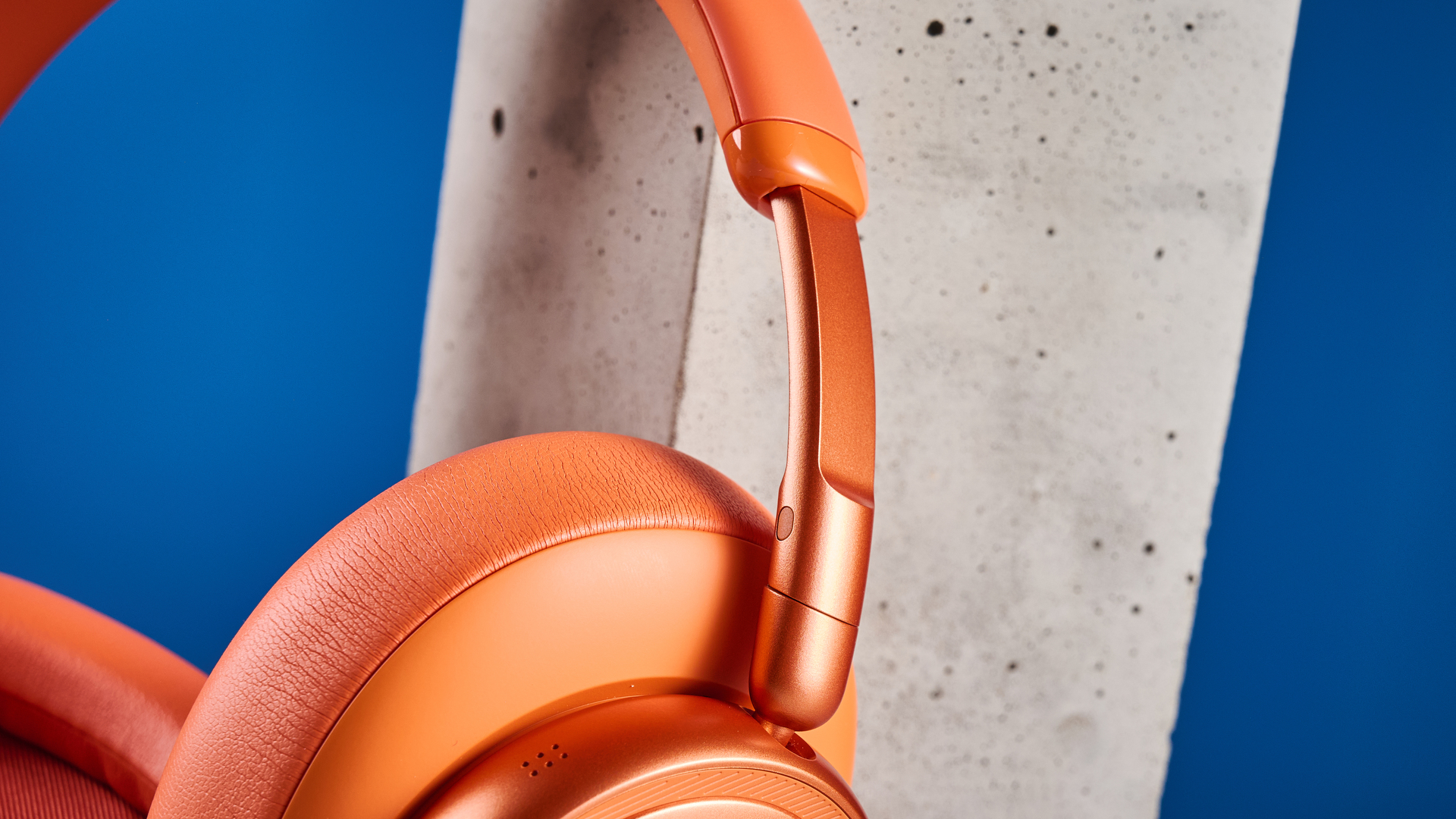ה-jbl live 780NC בכתום שצולם על רקע המדריך הכחול