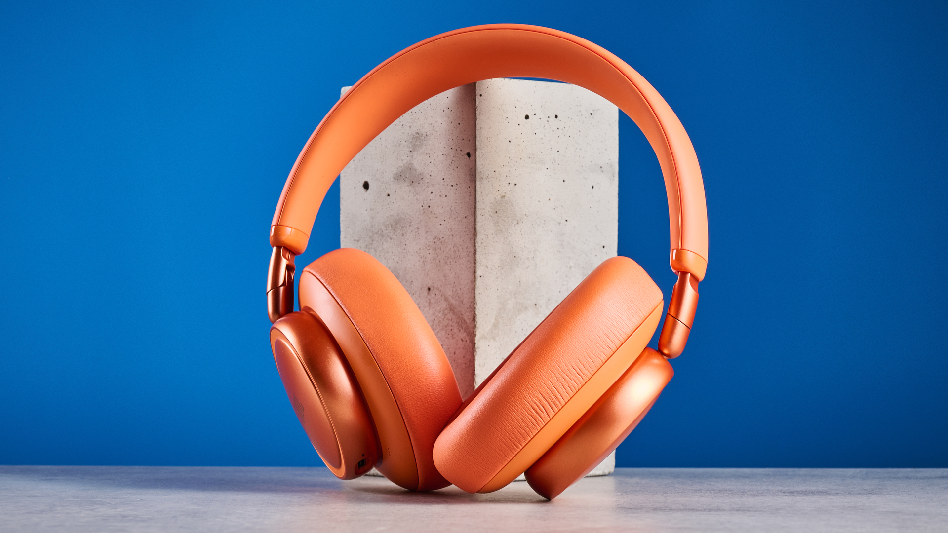 ה-jbl live 780NC בכתום שצולם על רקע המדריך הכחול