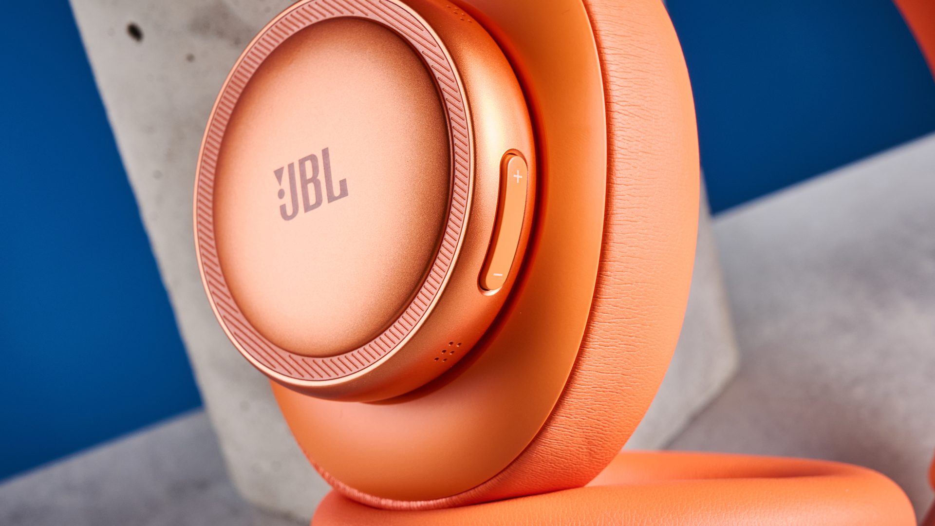 ה-jbl live 780NC בכתום שצולם על רקע המדריך הכחול