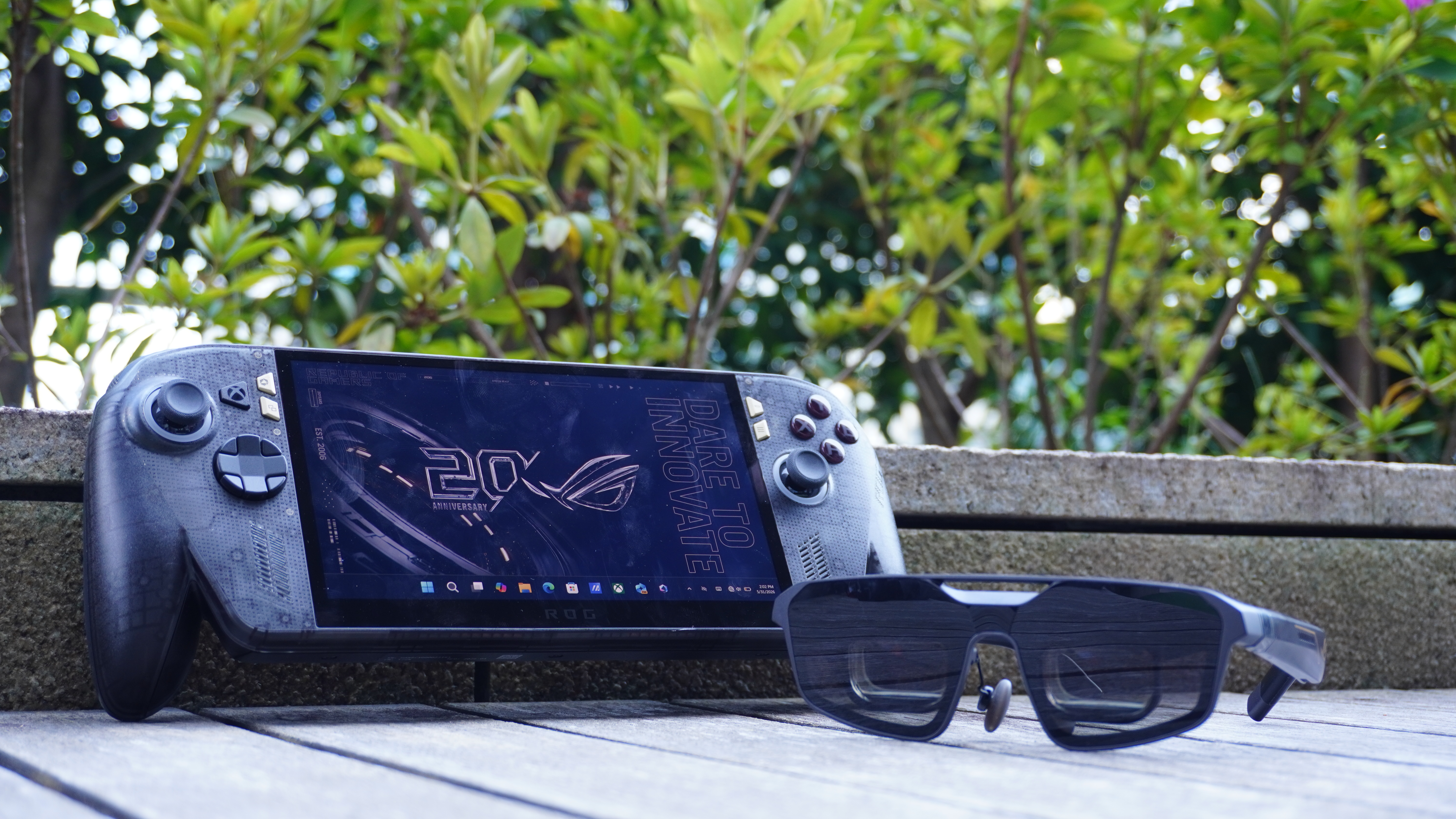 ה-Asus ROG Xbox Ally X20 עם המהדורה המיוחדת של המשקפיים החכמים ROG R1