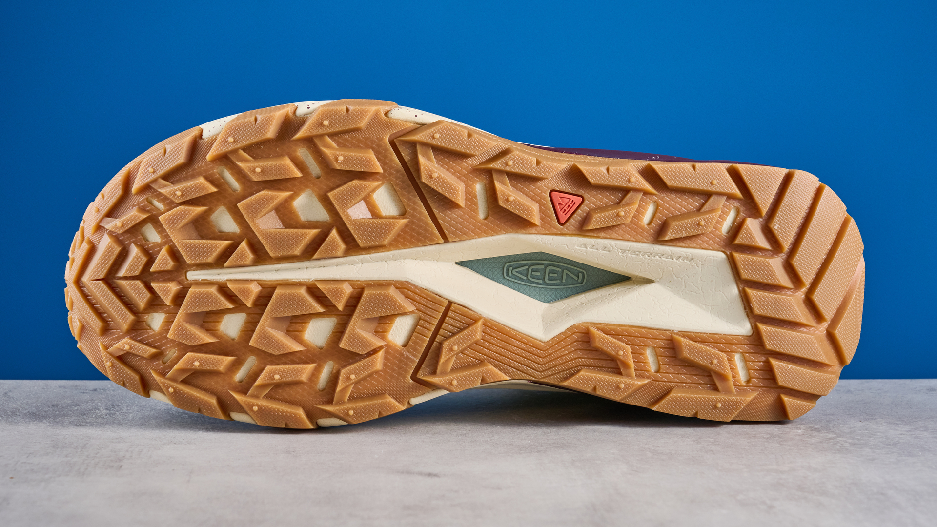 Keen Targhee Apex Mid בצבע לילי Pad/Figur מצולם מול רקע כחול