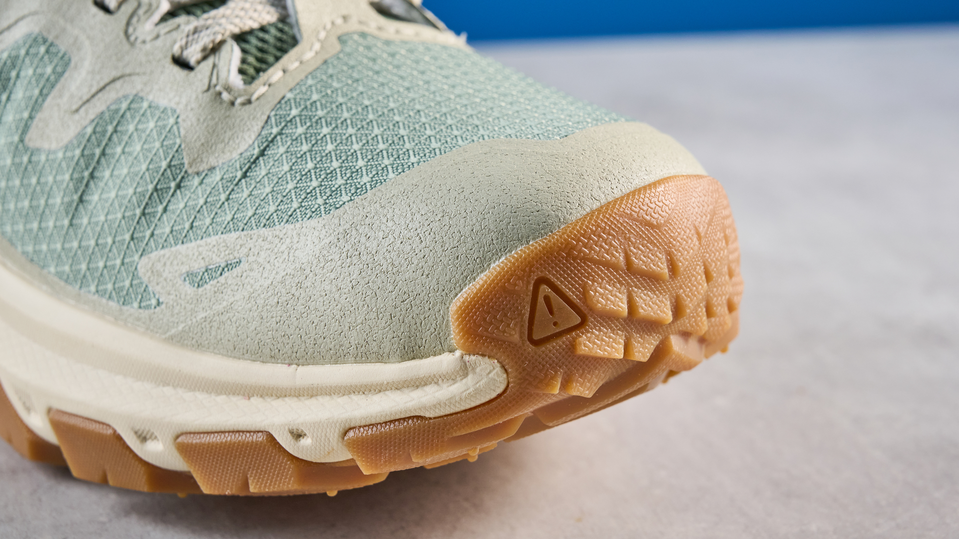 Keen Targhee Apex Mid בצבע לילי Pad/Figur מצולם מול רקע כחול