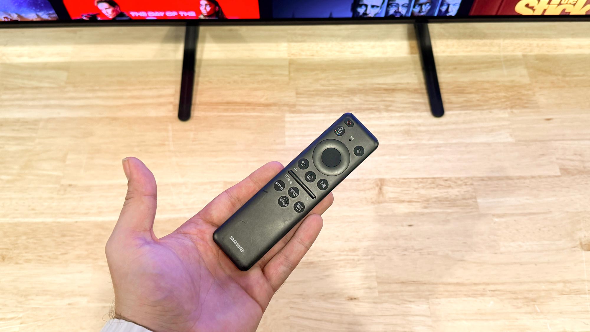 Samsung S90D OLED מוצג מלפנים