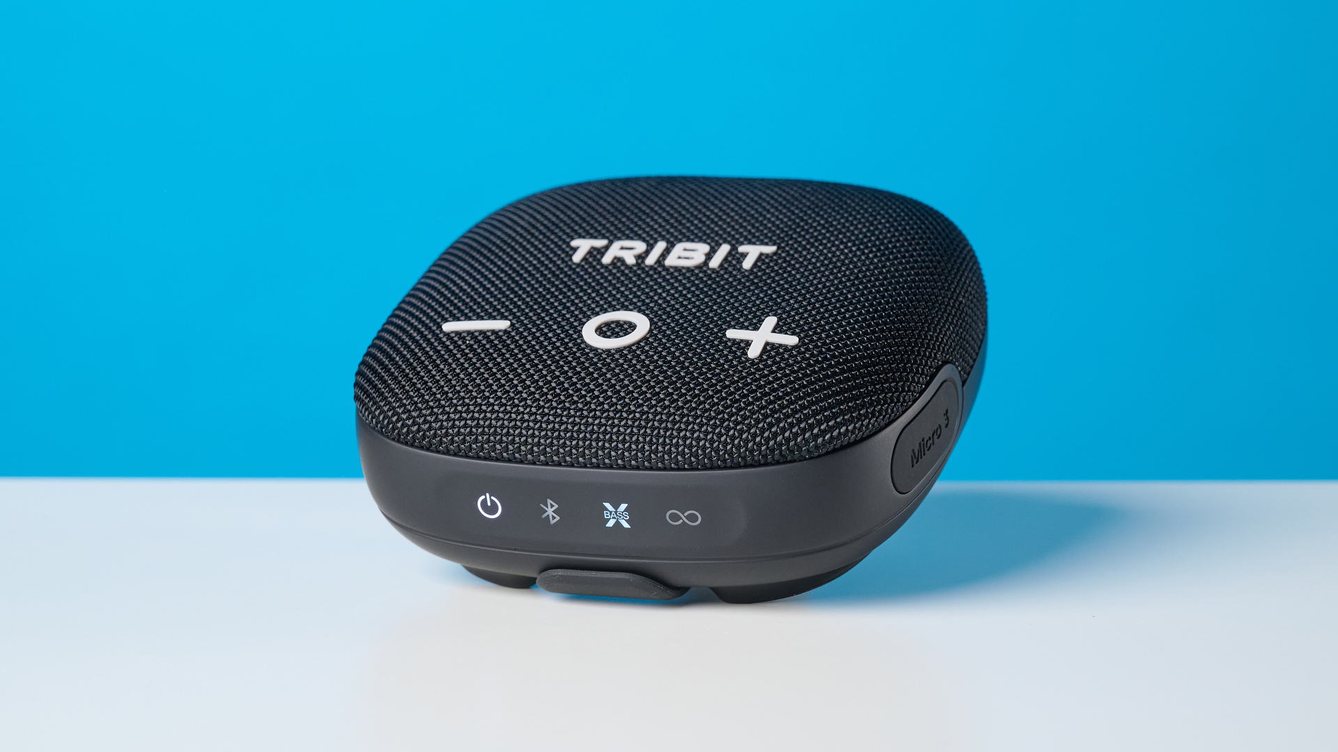 Tribit StormBox Micro 3 בצבע שחור מצולם מול רקע כחול