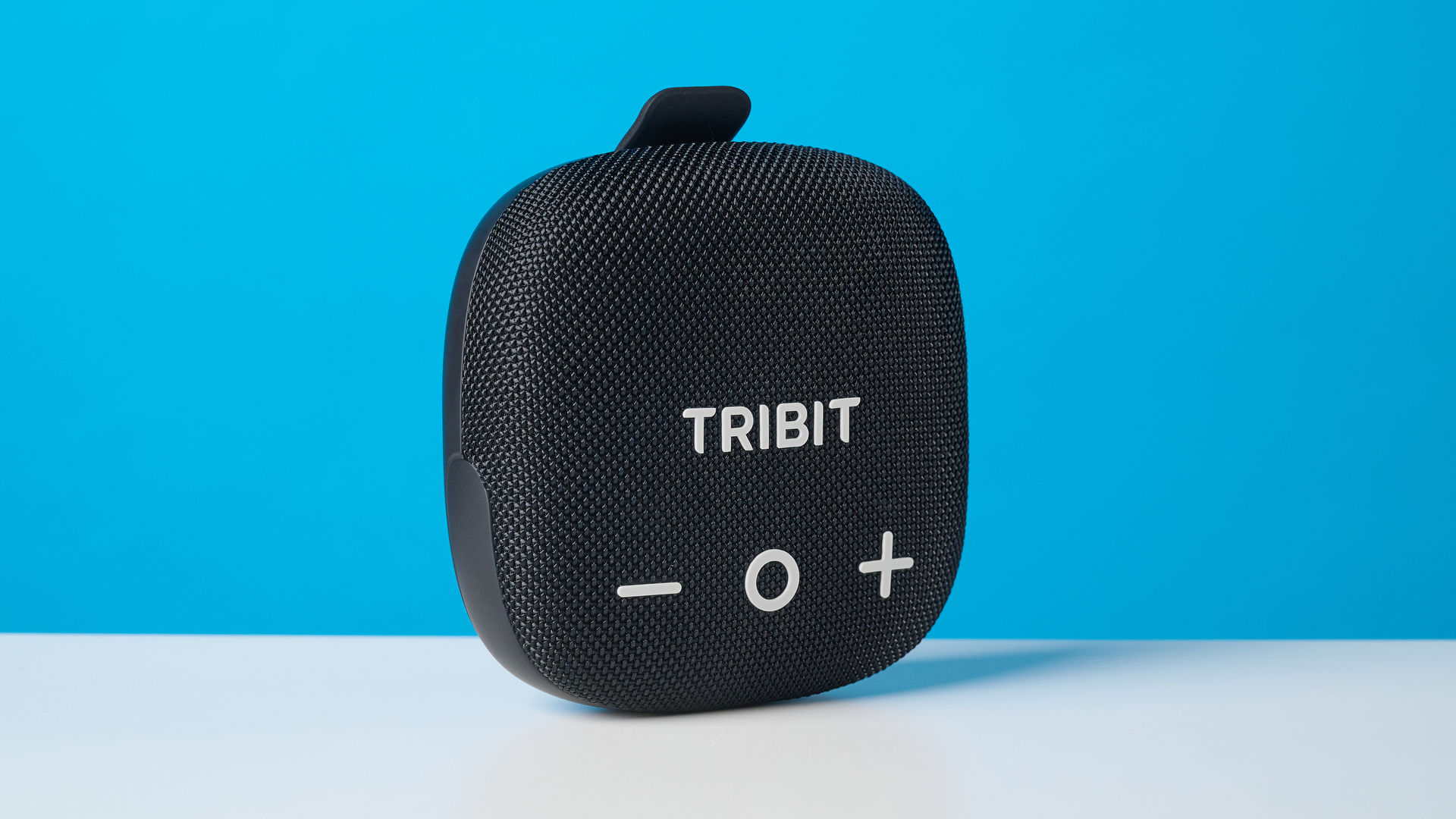 Tribit StormBox Micro 3 בצבע שחור מצולם מול רקע כחול