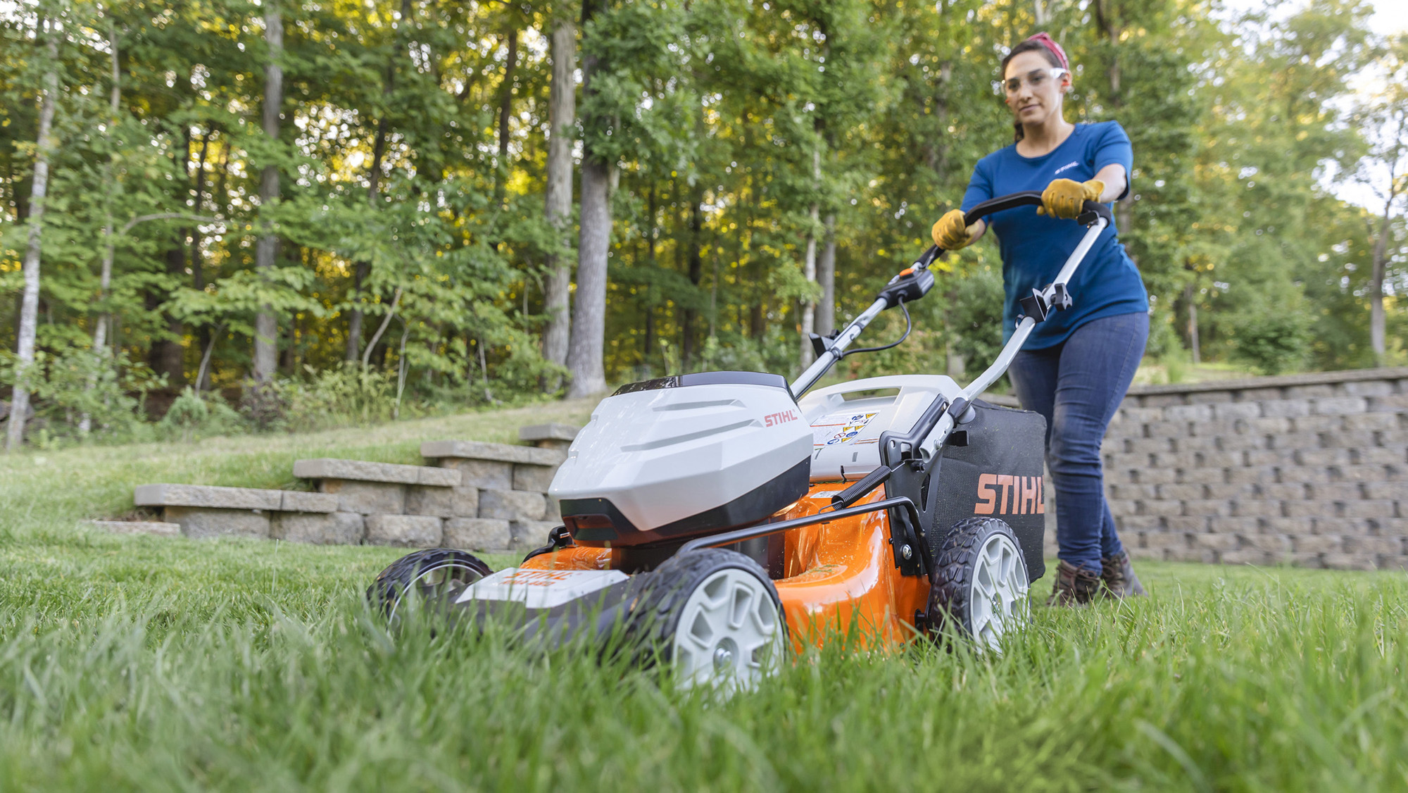 שרה בנדריק חותכת דשא עם מכסחת Stihl
