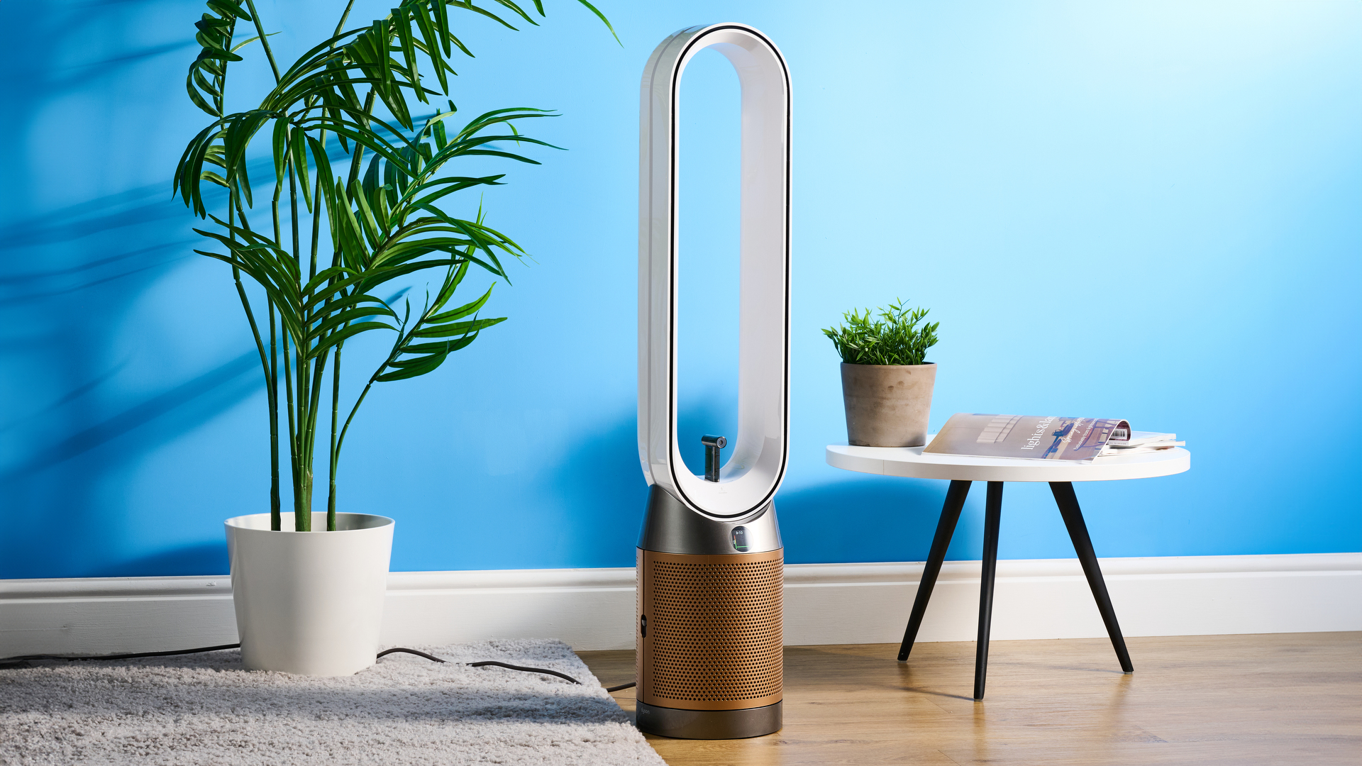ה-Dyson Find+Follow Purifier Cool PC3 בטרקלין עם קיר כחול ברקע