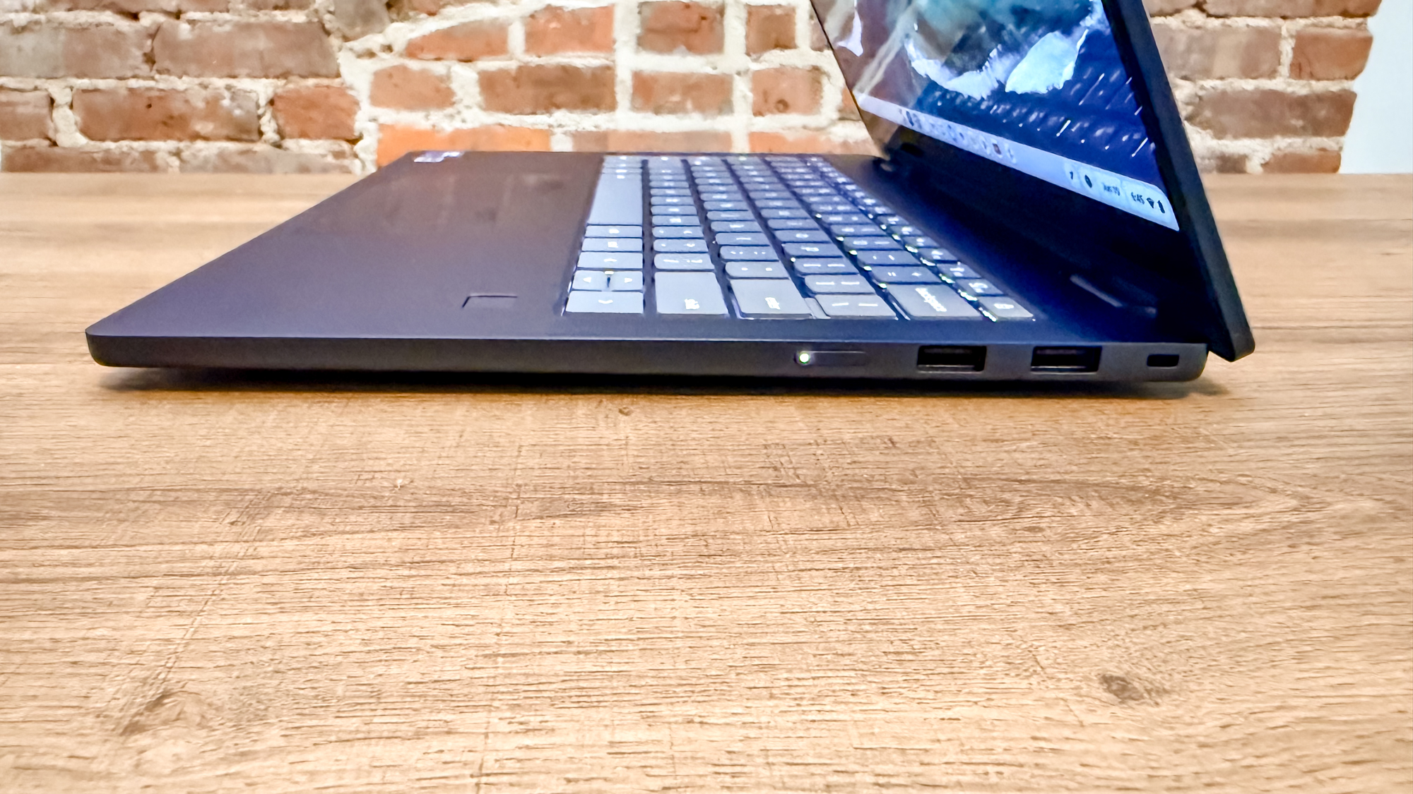 היציאות בצד ימין של Lenovo Chromebook Plus 2-in-1 Gen 10