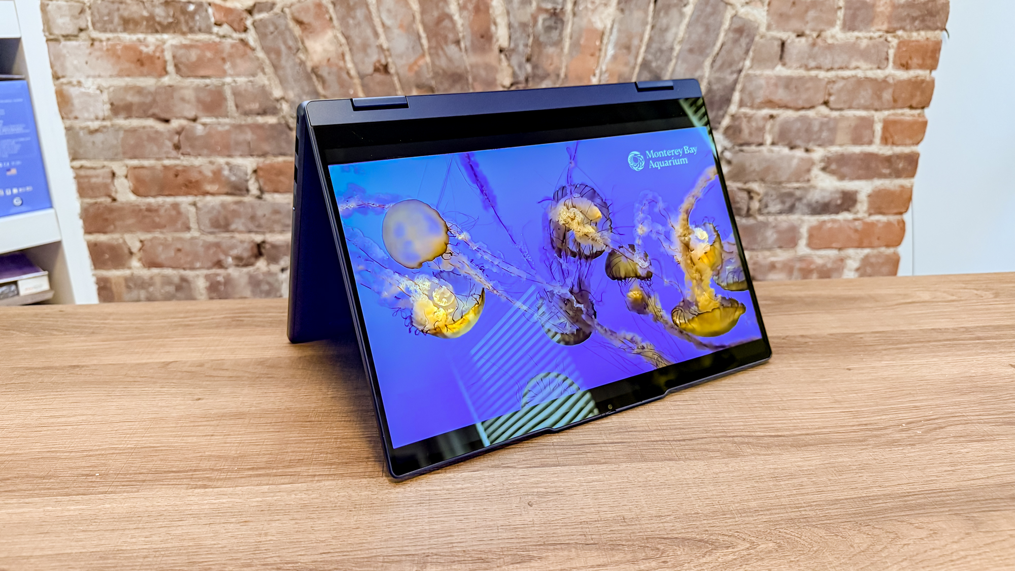 Lenovo Chromebook Plus 2-in-1 Gen 10 במצב אוהל על שולחן