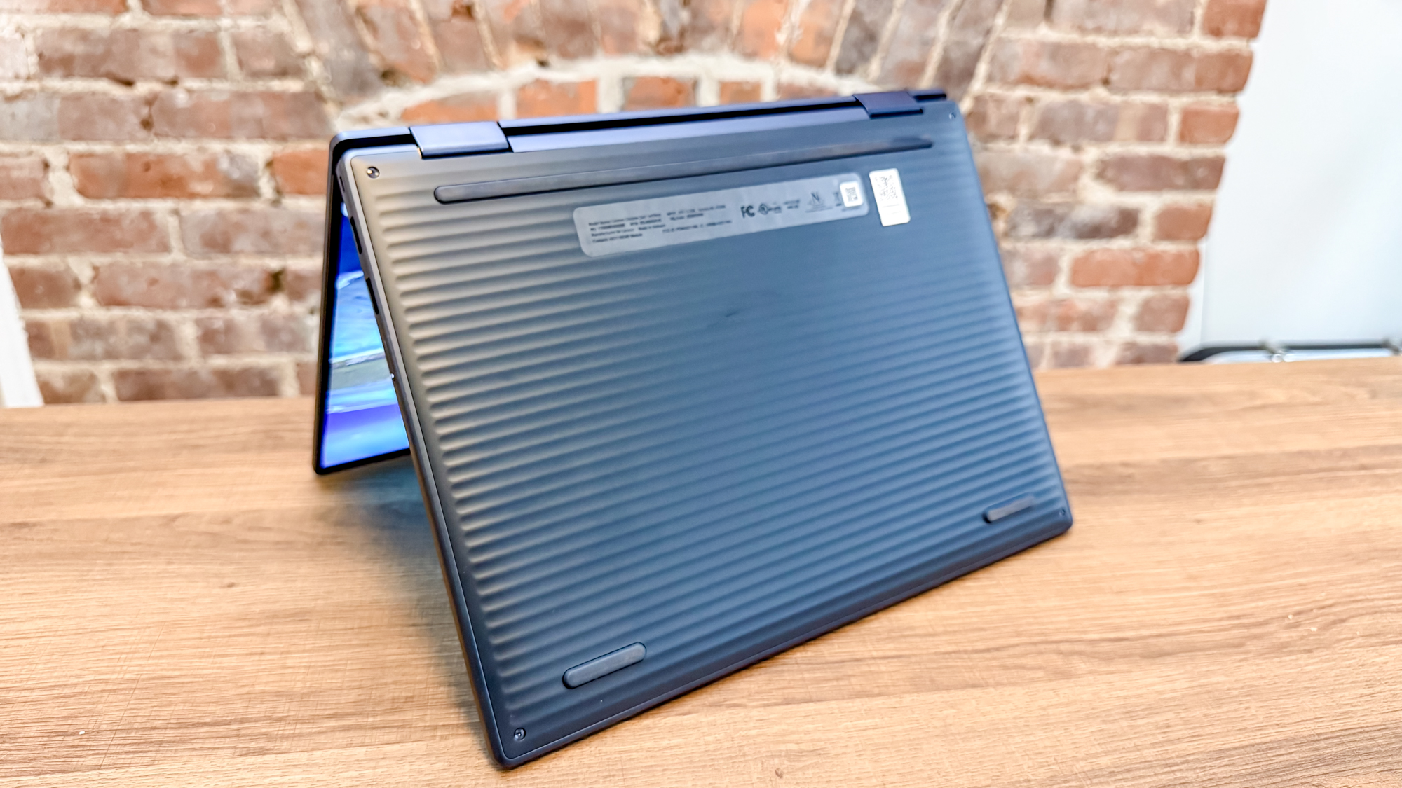 הבסיס המצולעים של Lenovo Chromebook Plus 2-in-1 Gen 10