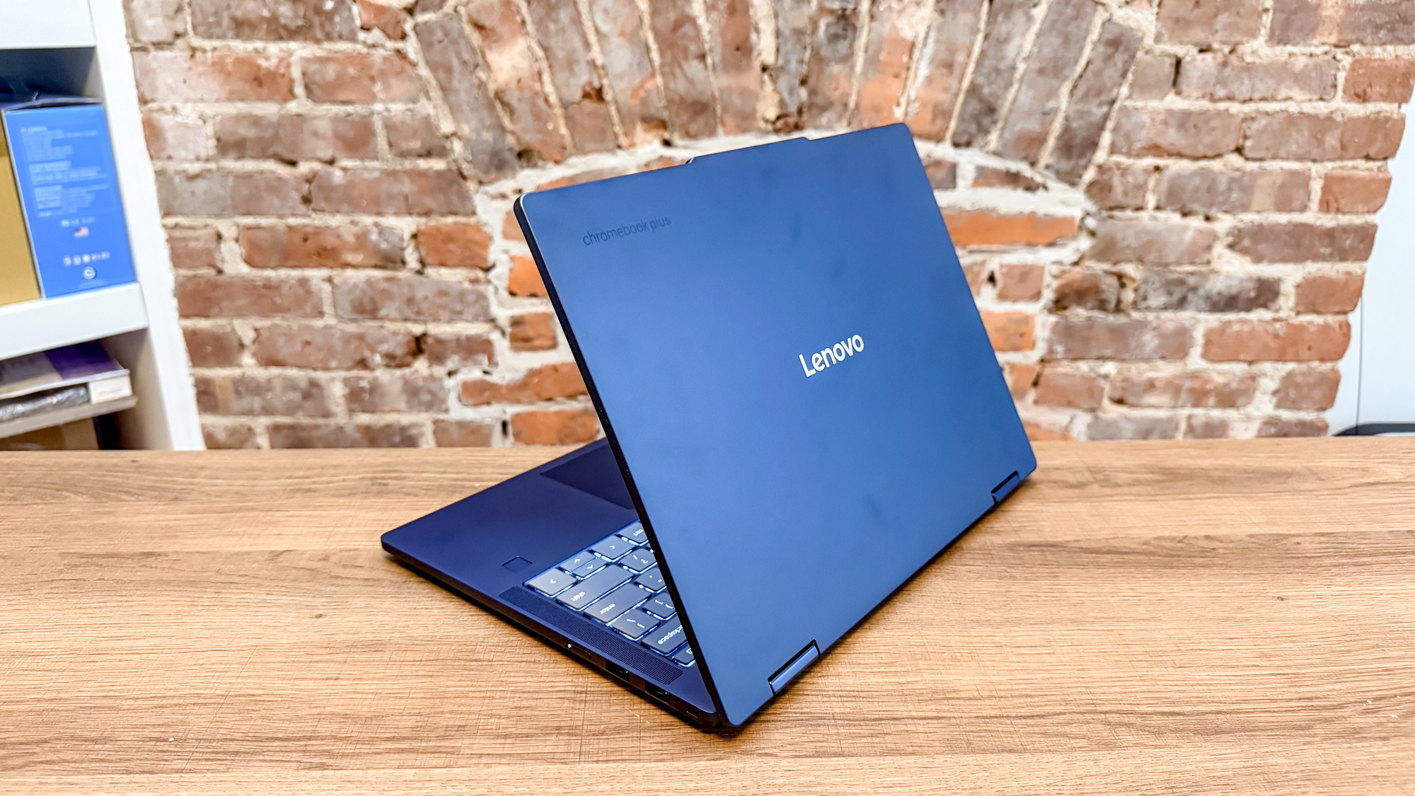 Lenovo Chromebook Plus 2-in-1 Gen 10 עם מכסה פתוח במבט מאחור