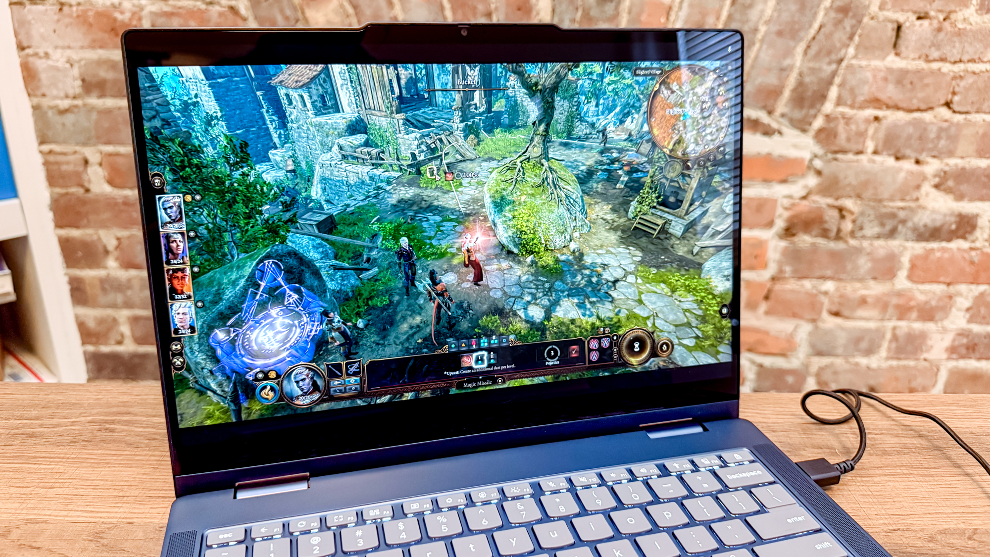 צילום תקריב של הצג של Lenovo Chromebook Plus 2-in-1 Gen 10' תוך כדי משחק