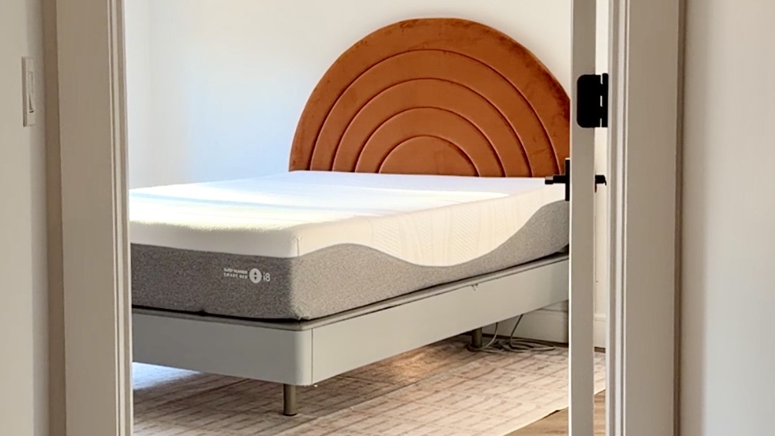מיטה חכמה Sleep Number i8 בחדר שינה עם בסיס מתכוונן