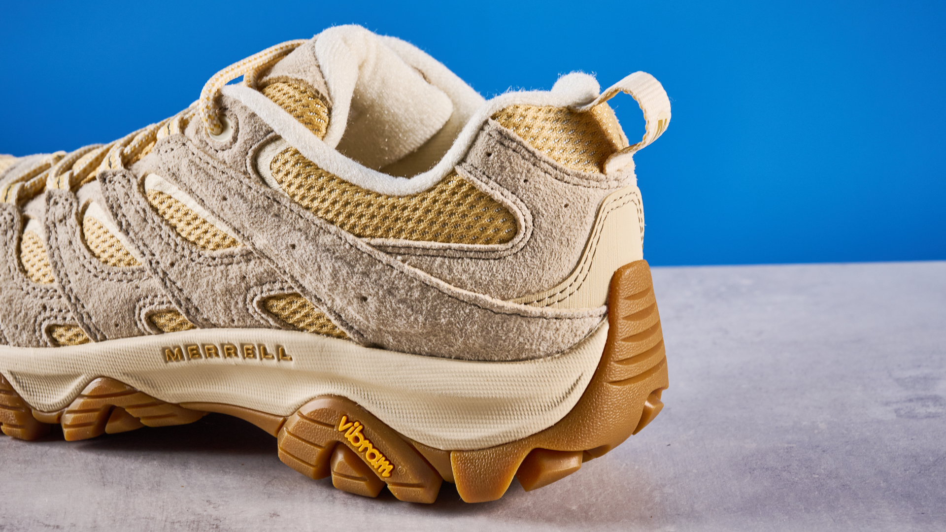 ה-merrell moab 3 צולם על רקע מדריך כחול