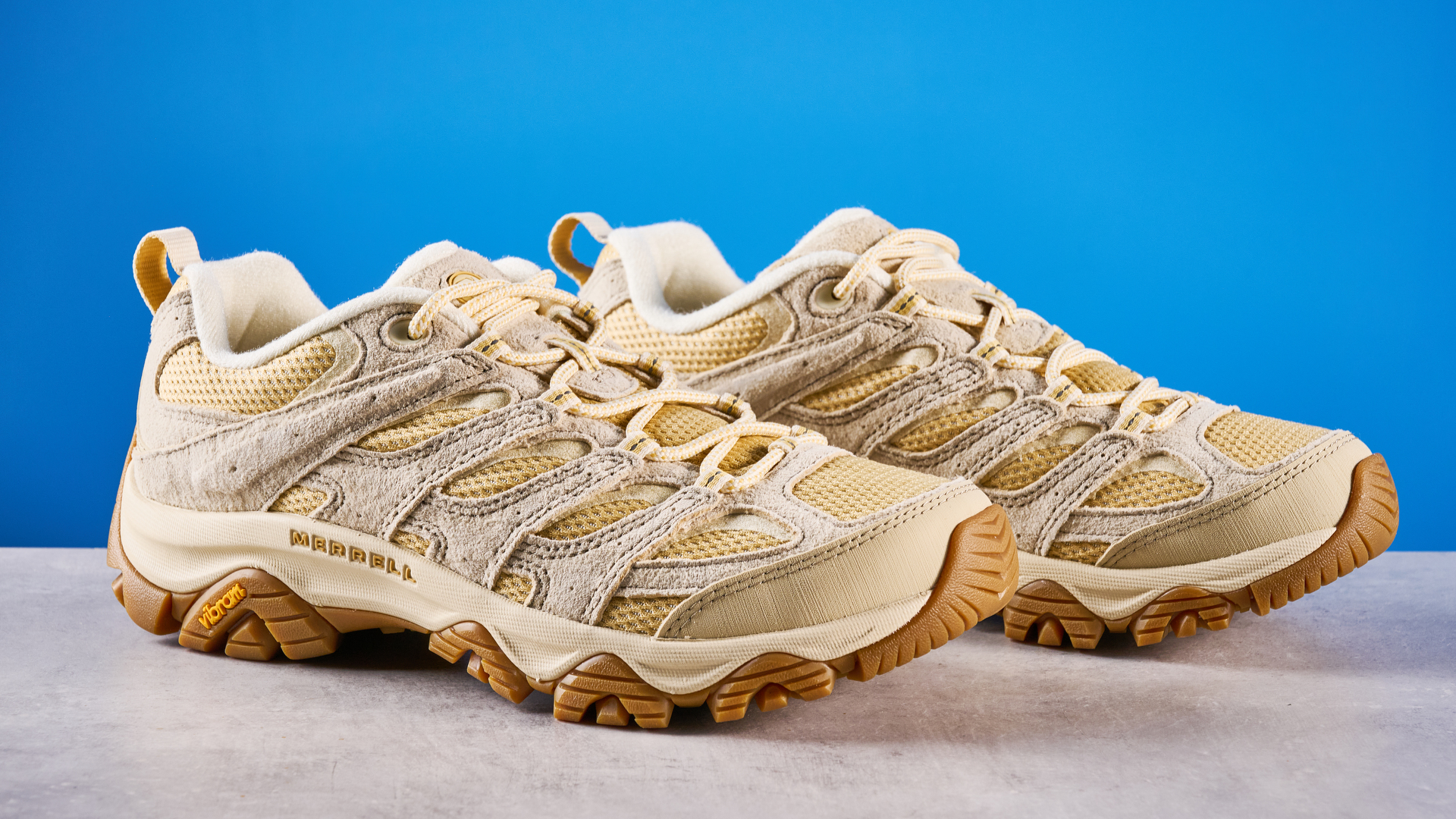 ה-merrell moab 3 צולם על רקע מדריך כחול