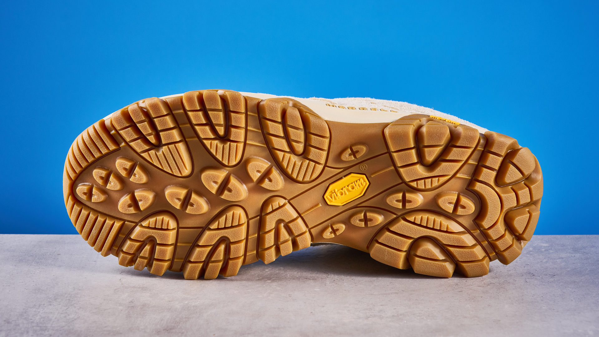 ה-merrell moab 3 צולם על רקע מדריך כחול