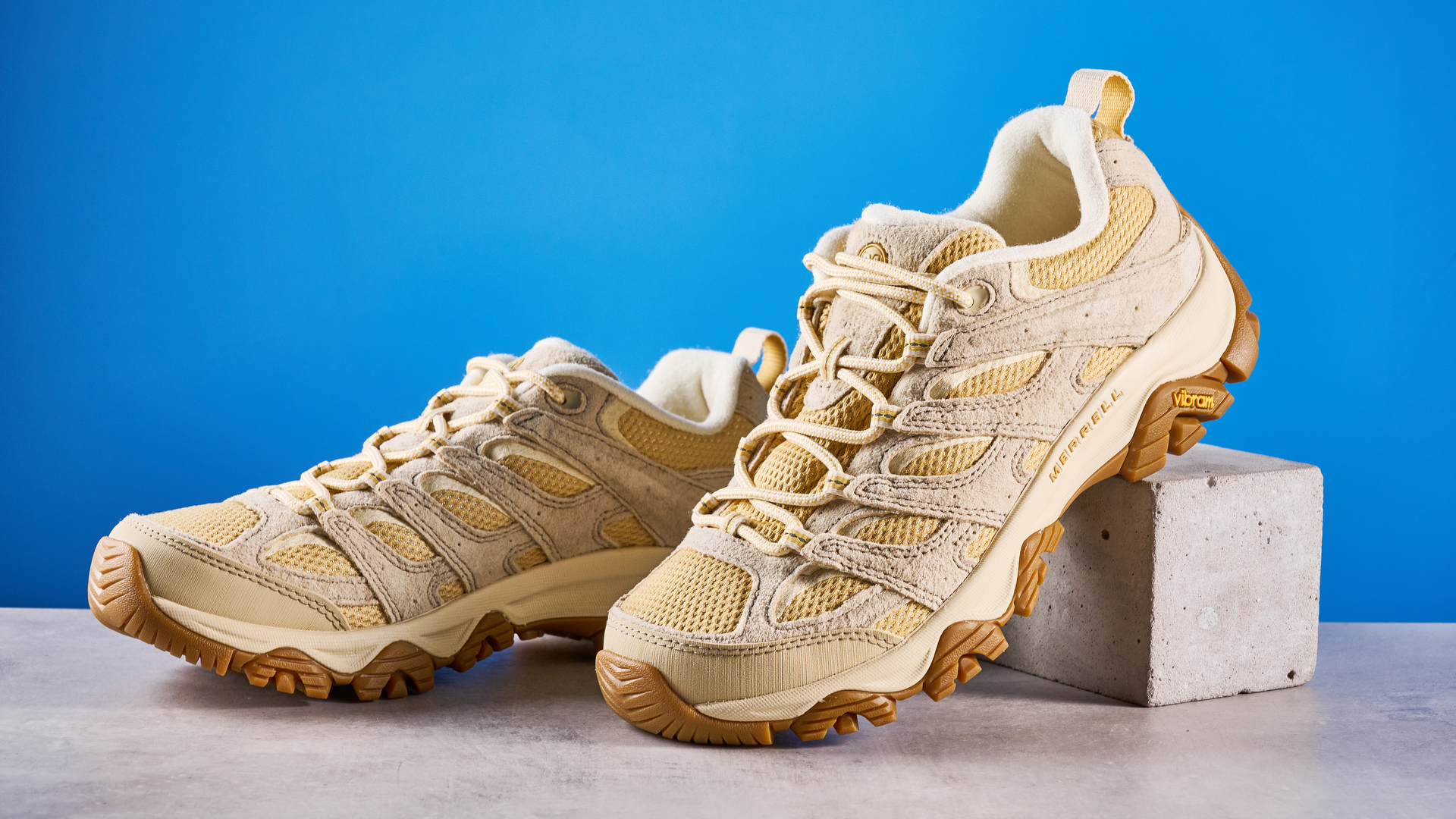 ה-merrell moab 3 צולם על רקע מדריך כחול