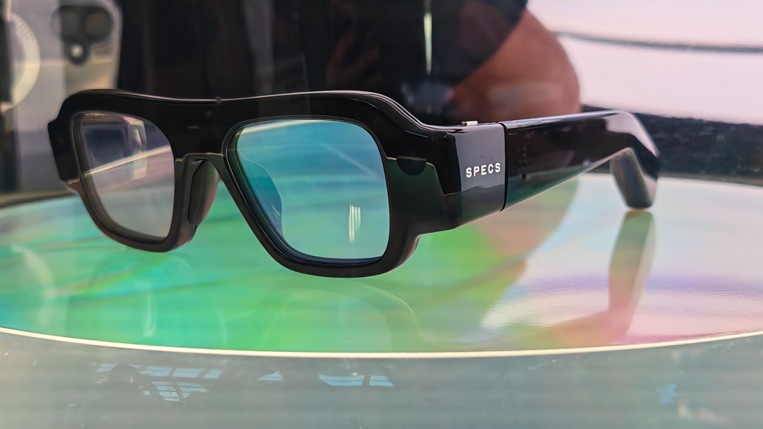 הסתכלתי על Snap Specs וראיתי את אוון שפיגל לובש אותם - הם נראים הרבה יותר טוב ממה שחששתי, אבל יש פגם נוחות אחד גדול