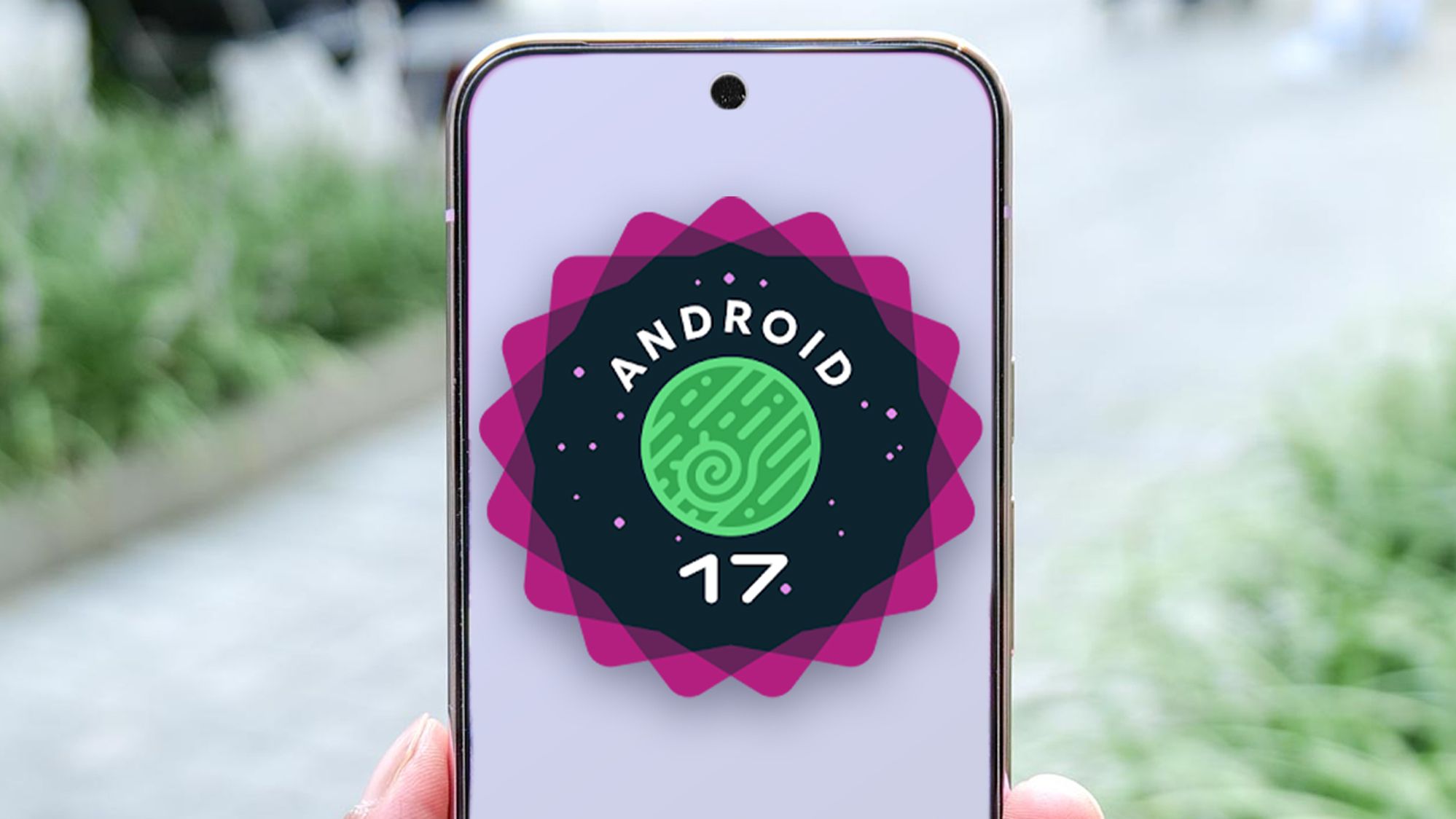 תג אנדרואיד 17 מונח על גבי טלפון Google Pixel