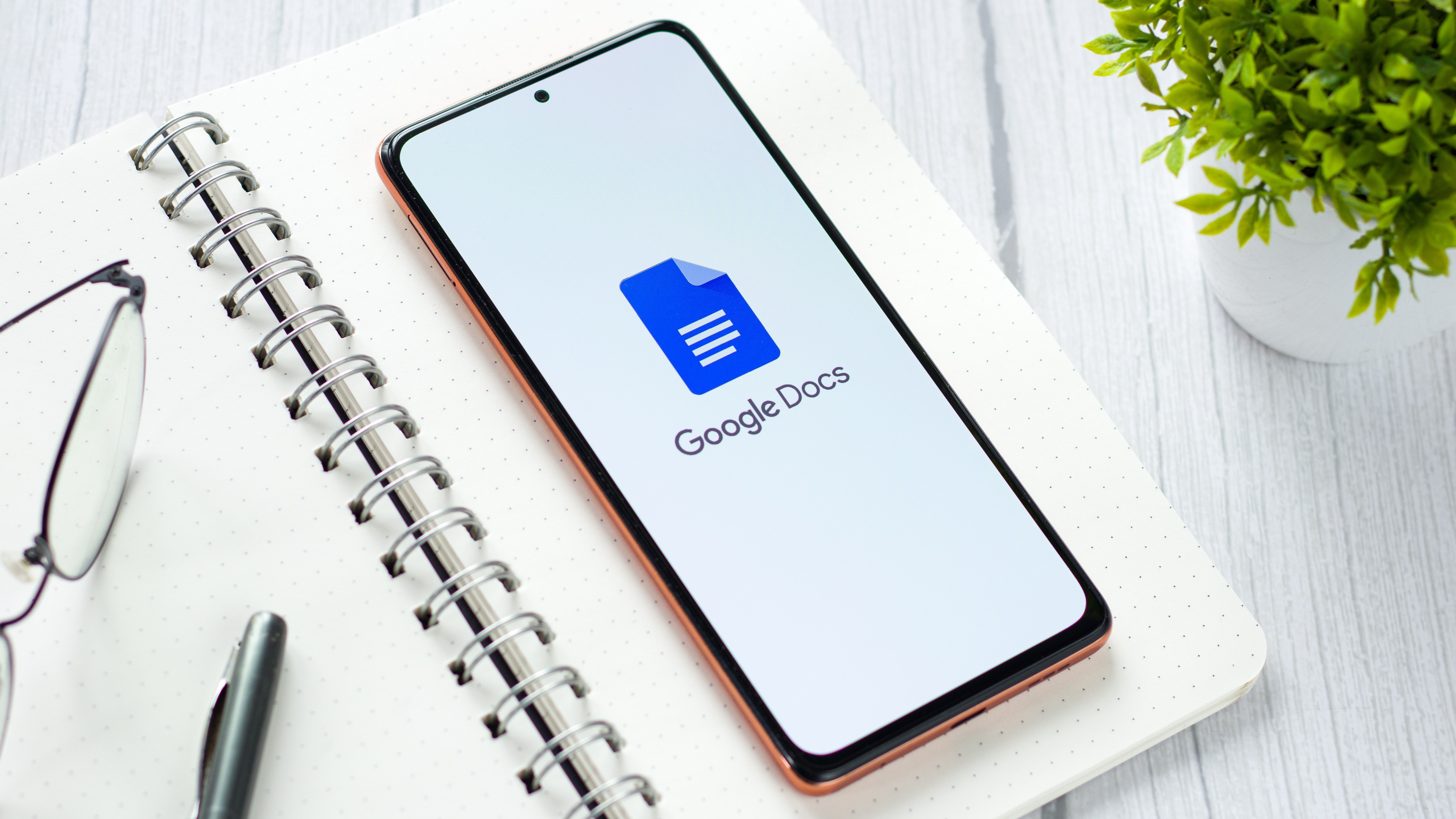תמונה של הלוגו של Google Docs בסמארטפון אנדרואיד 