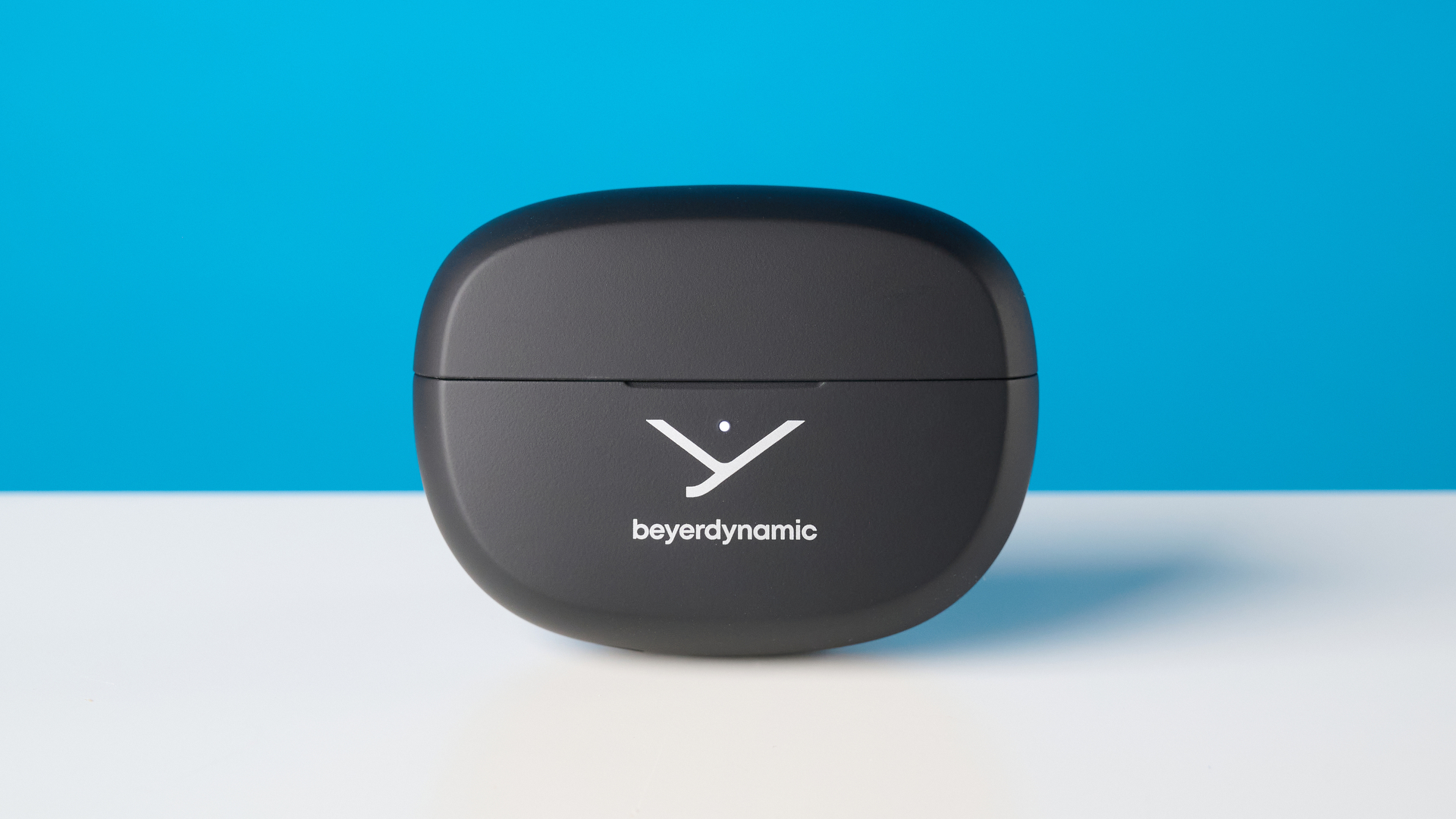 Beyerdynamic Amiron ZERO אוזניות פתוחות שצולמו על רקע כחול