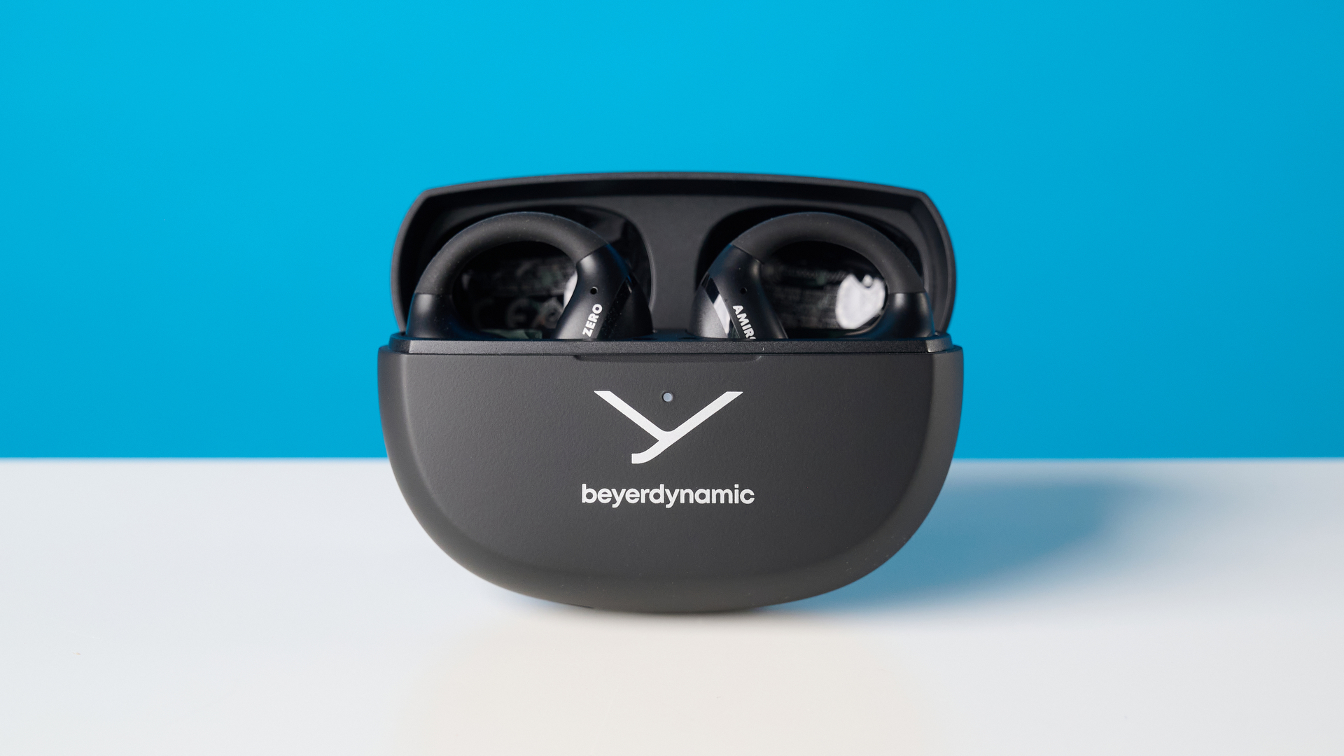 Beyerdynamic Amiron ZERO אוזניות פתוחות שצולמו על רקע כחול