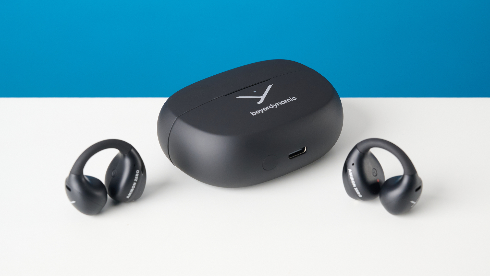Beyerdynamic Amiron ZERO אוזניות פתוחות שצולמו על רקע כחול