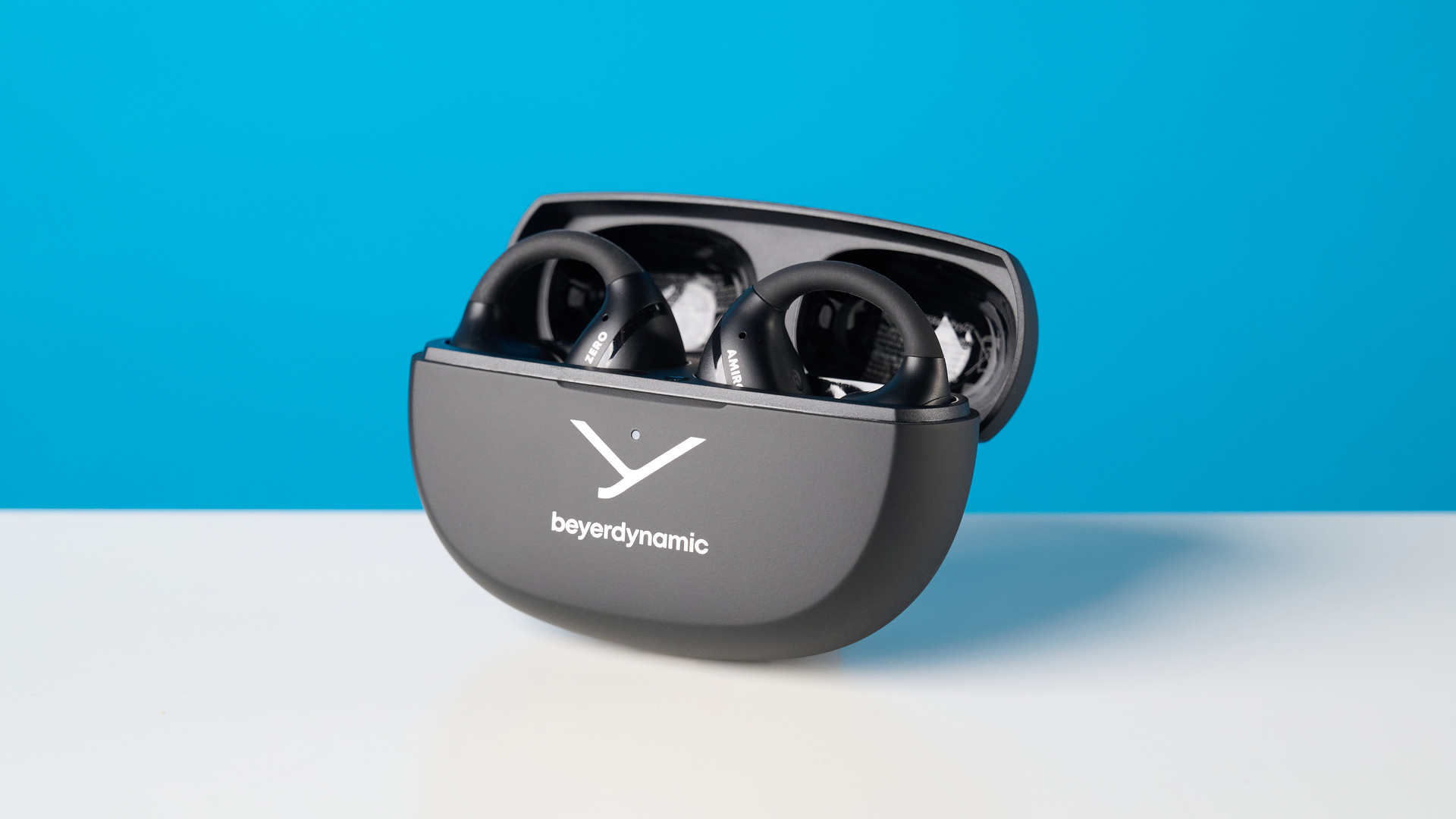 Beyerdynamic Amiron ZERO אוזניות פתוחות שצולמו על רקע כחול