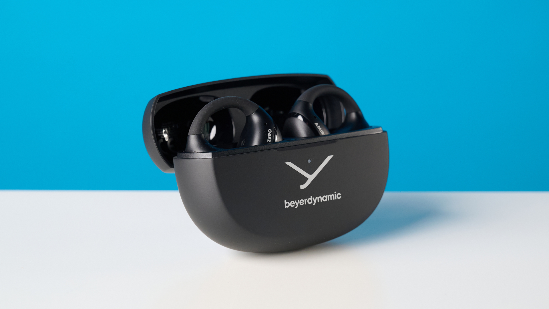 Beyerdynamic Amiron ZERO אוזניות פתוחות שצולמו על רקע כחול