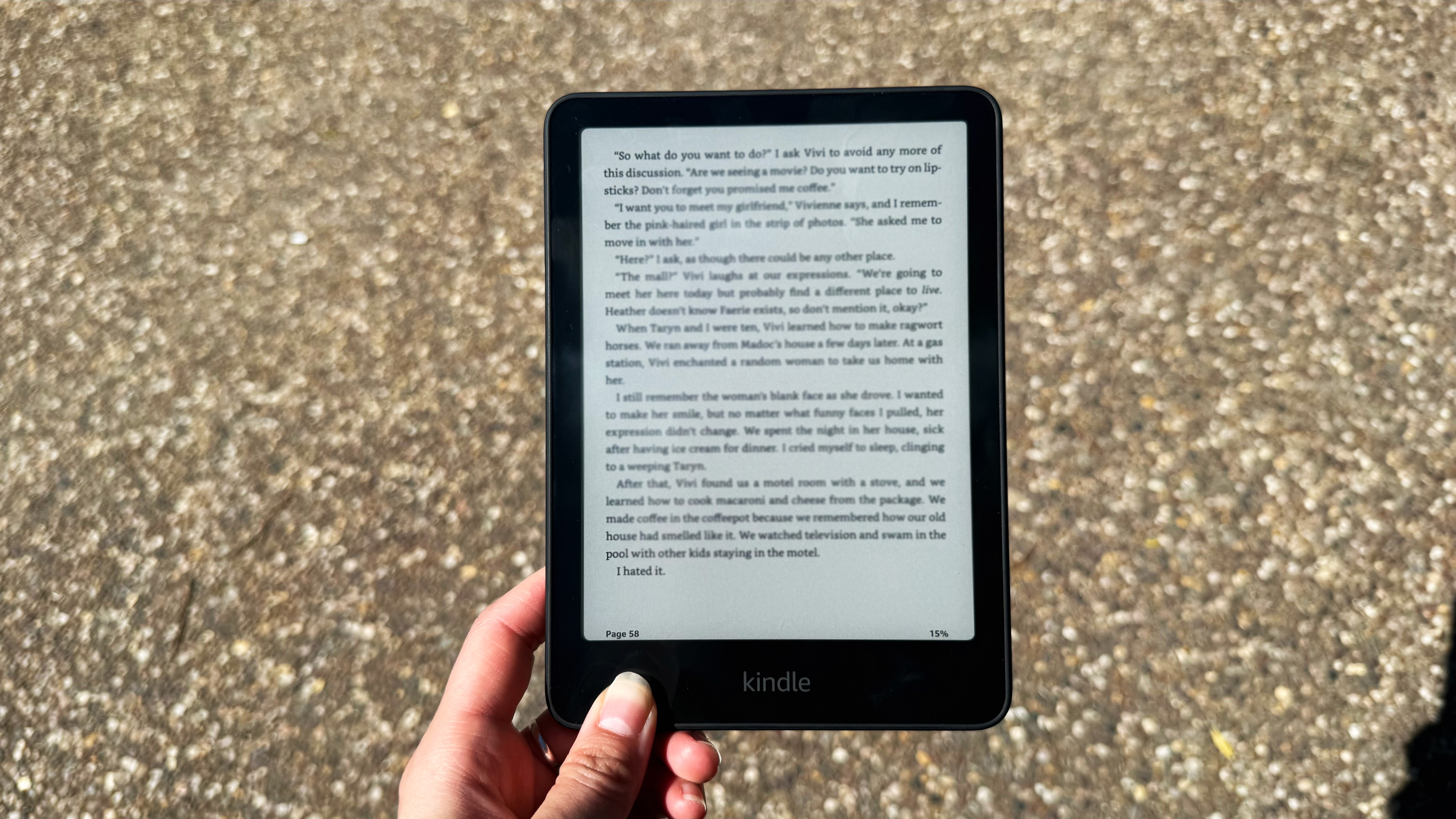ה-kindle colorsoft 2026 שצולם באור שמש ישיר