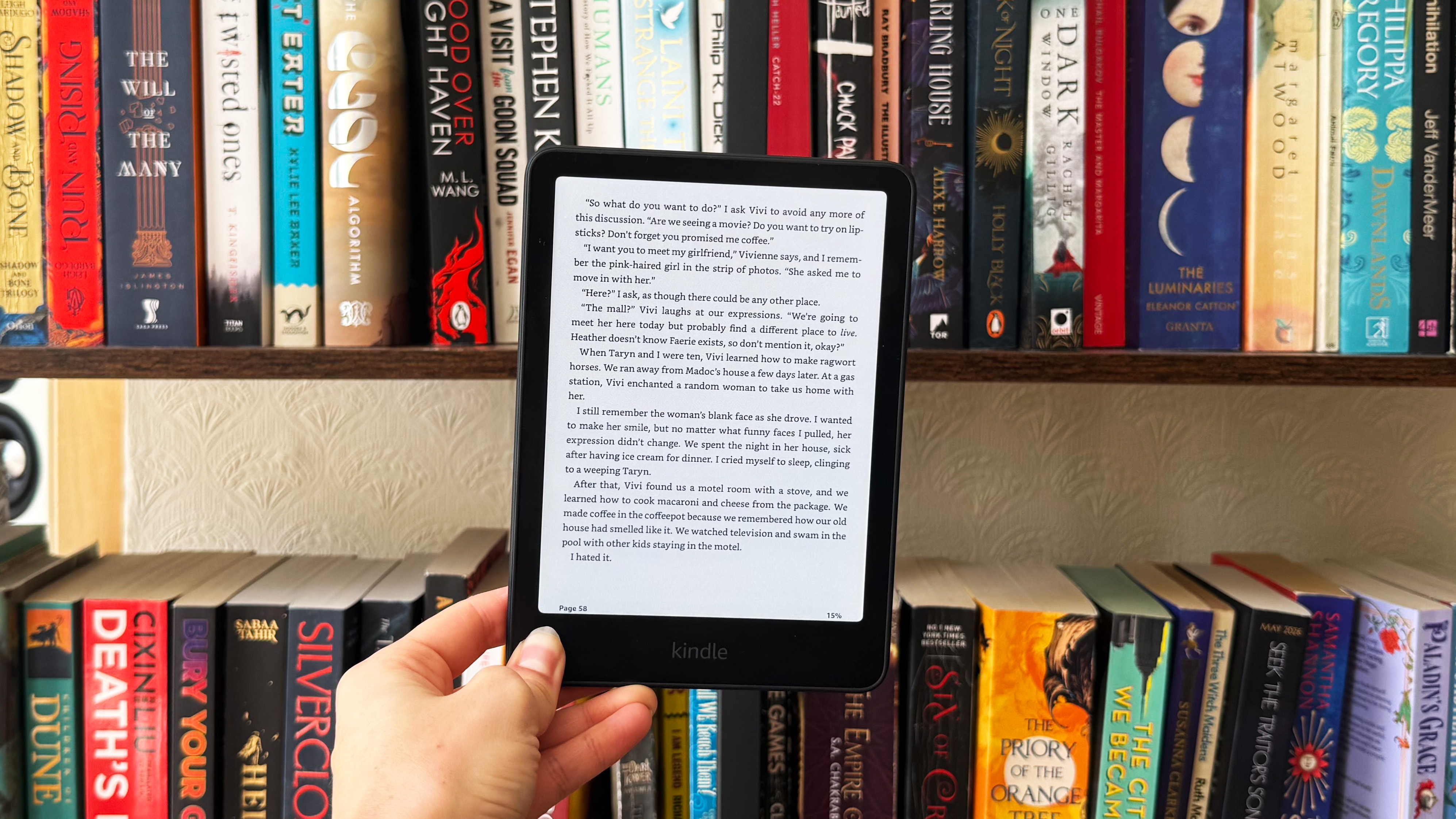ה-kindle colorsoft 2026 שצולם באור שמש ישיר