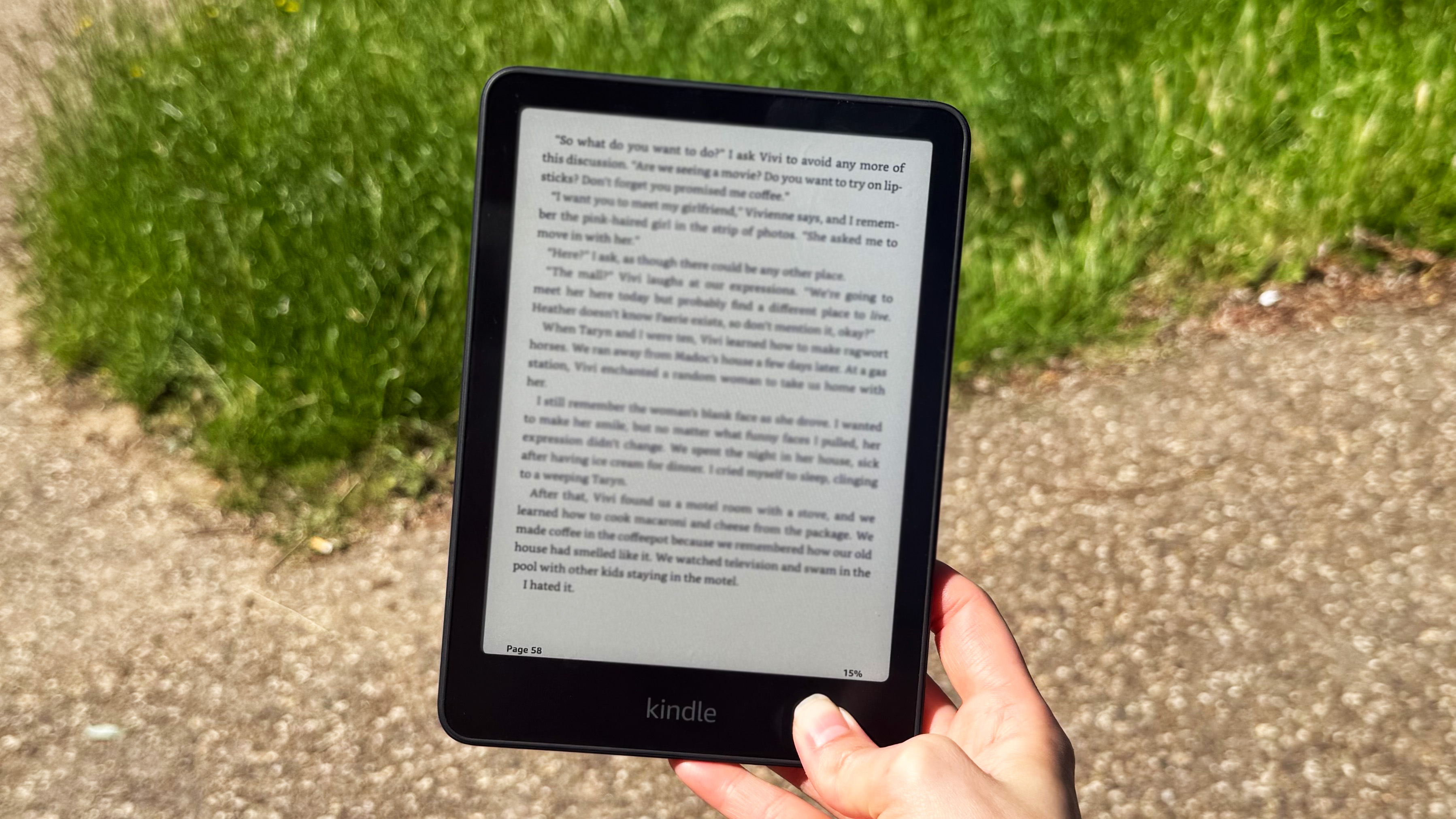 ה-kindle colorsoft 2026 שצולם באור שמש ישיר
