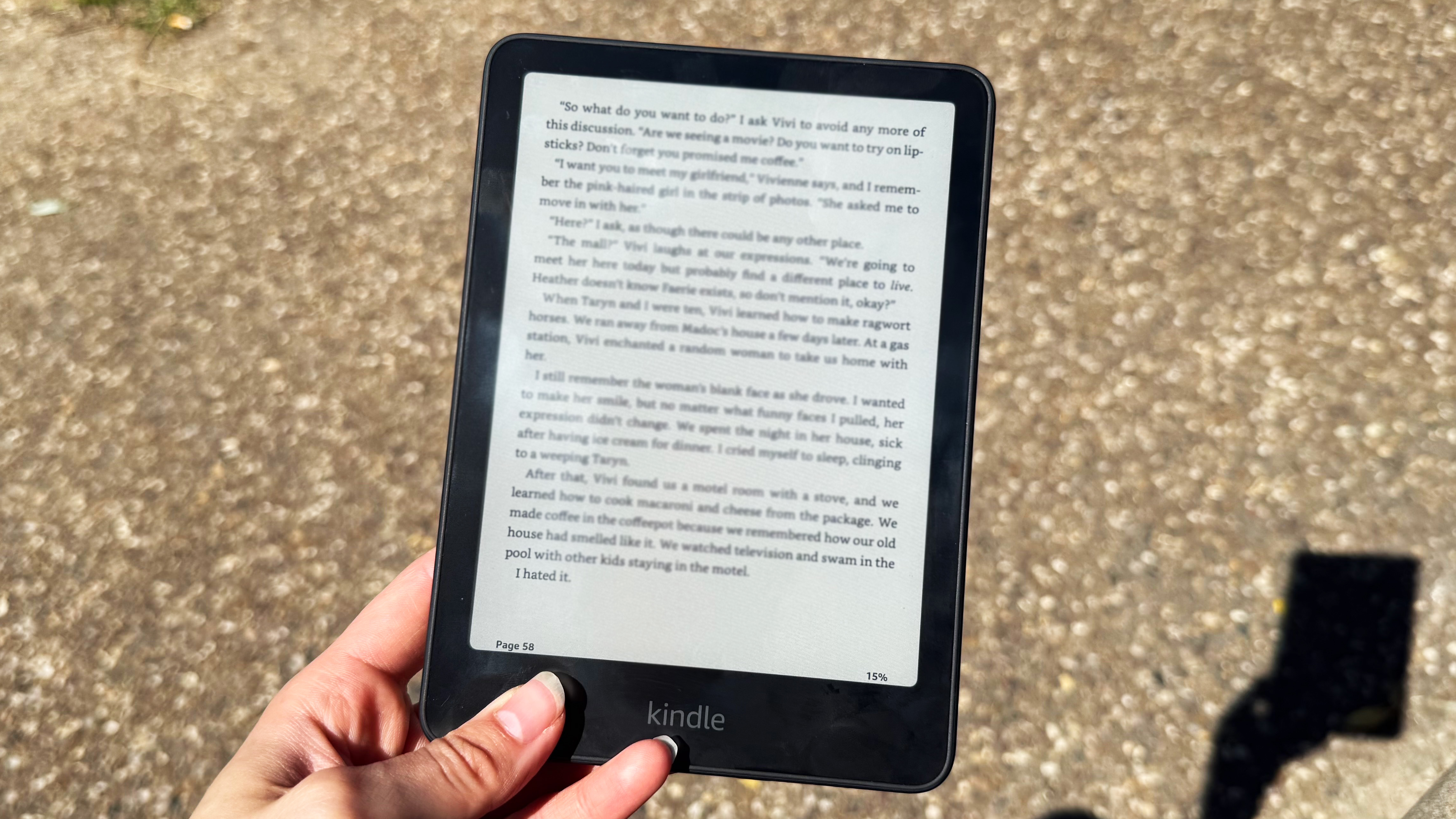 ה-kindle colorsoft 2026 שצולם באור שמש ישיר