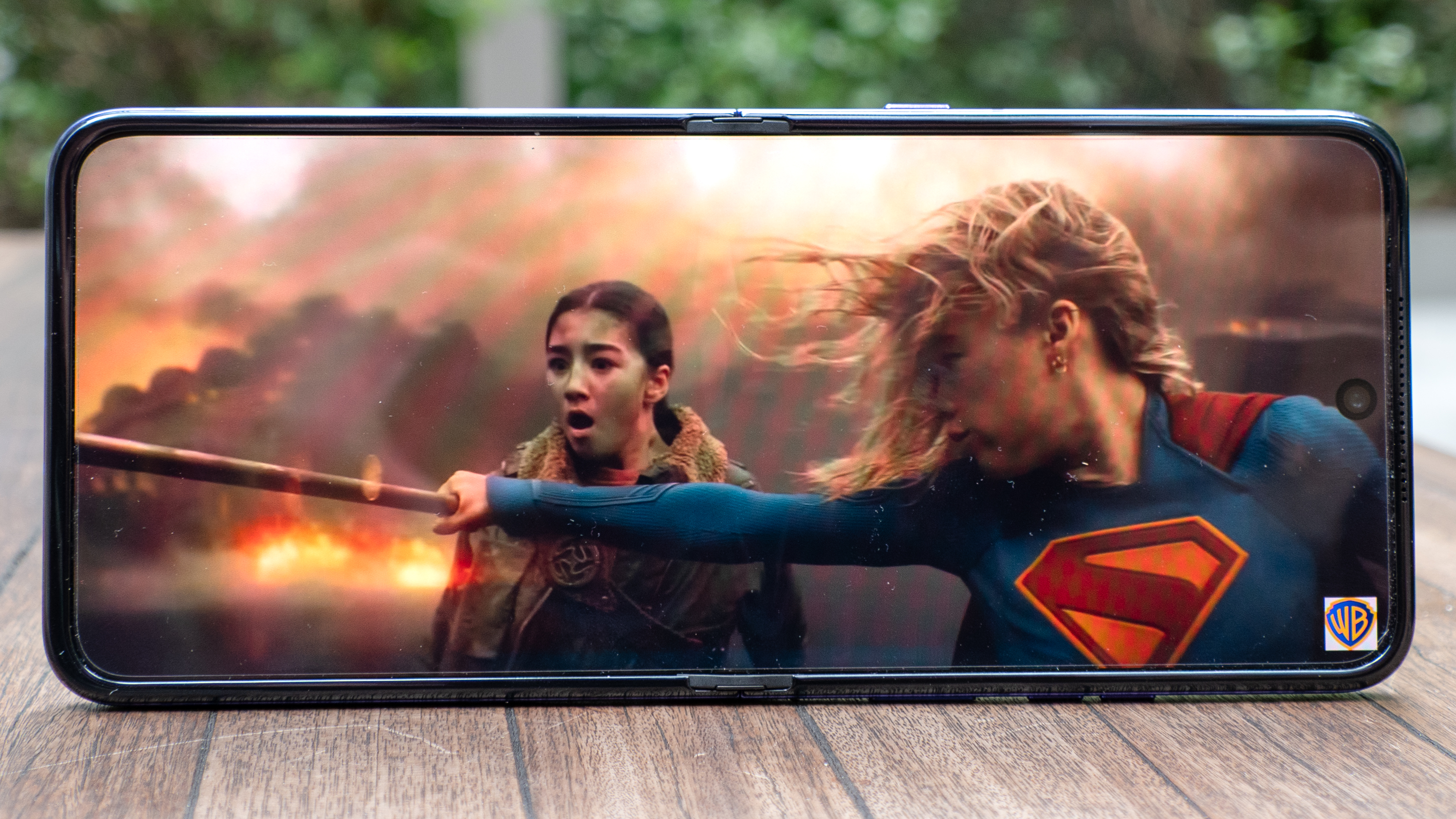 Motorola Razr Ultra 2026 משחק טריילר של Supergirl.