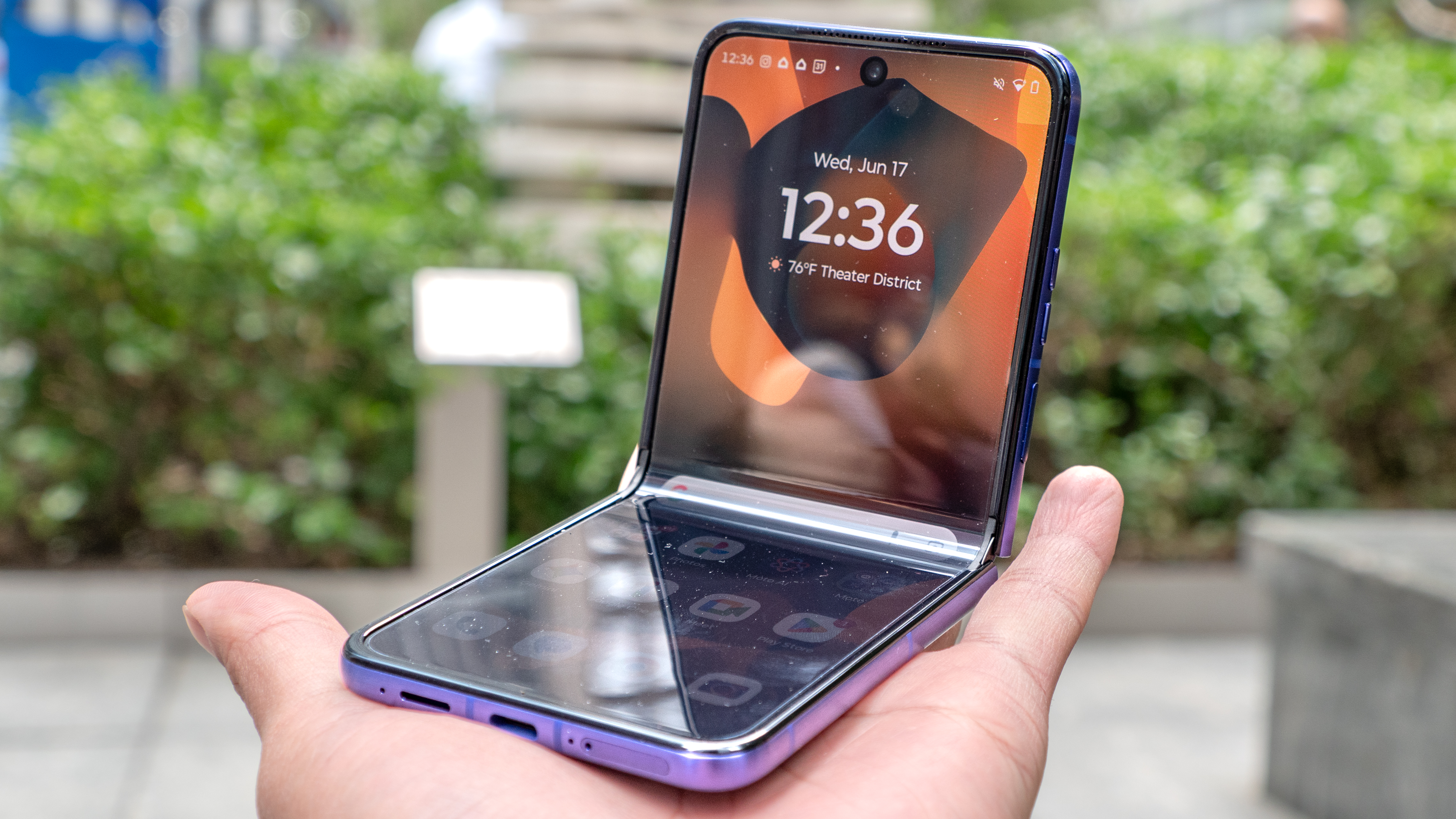 Motorola Razr Ultra 2026 מקופל למחצה ביד.