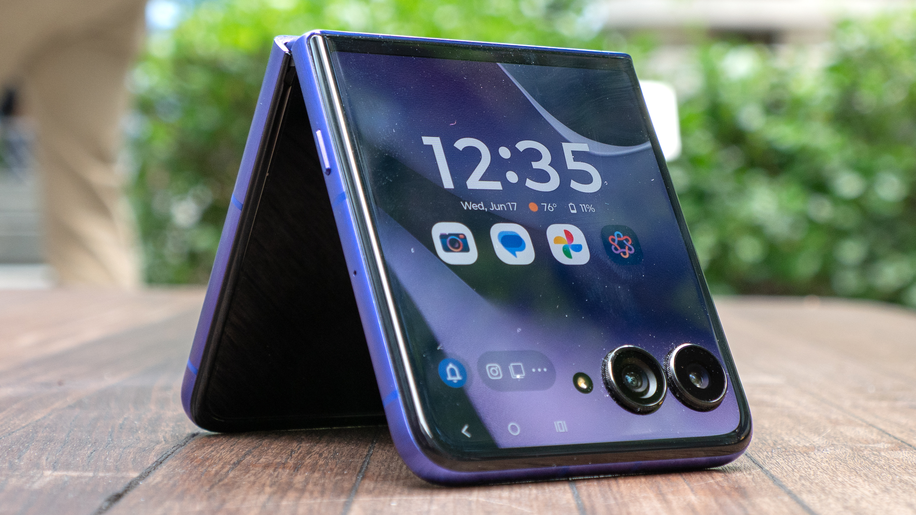 Motorola Razr Ultra 2026 במצב אוהל.