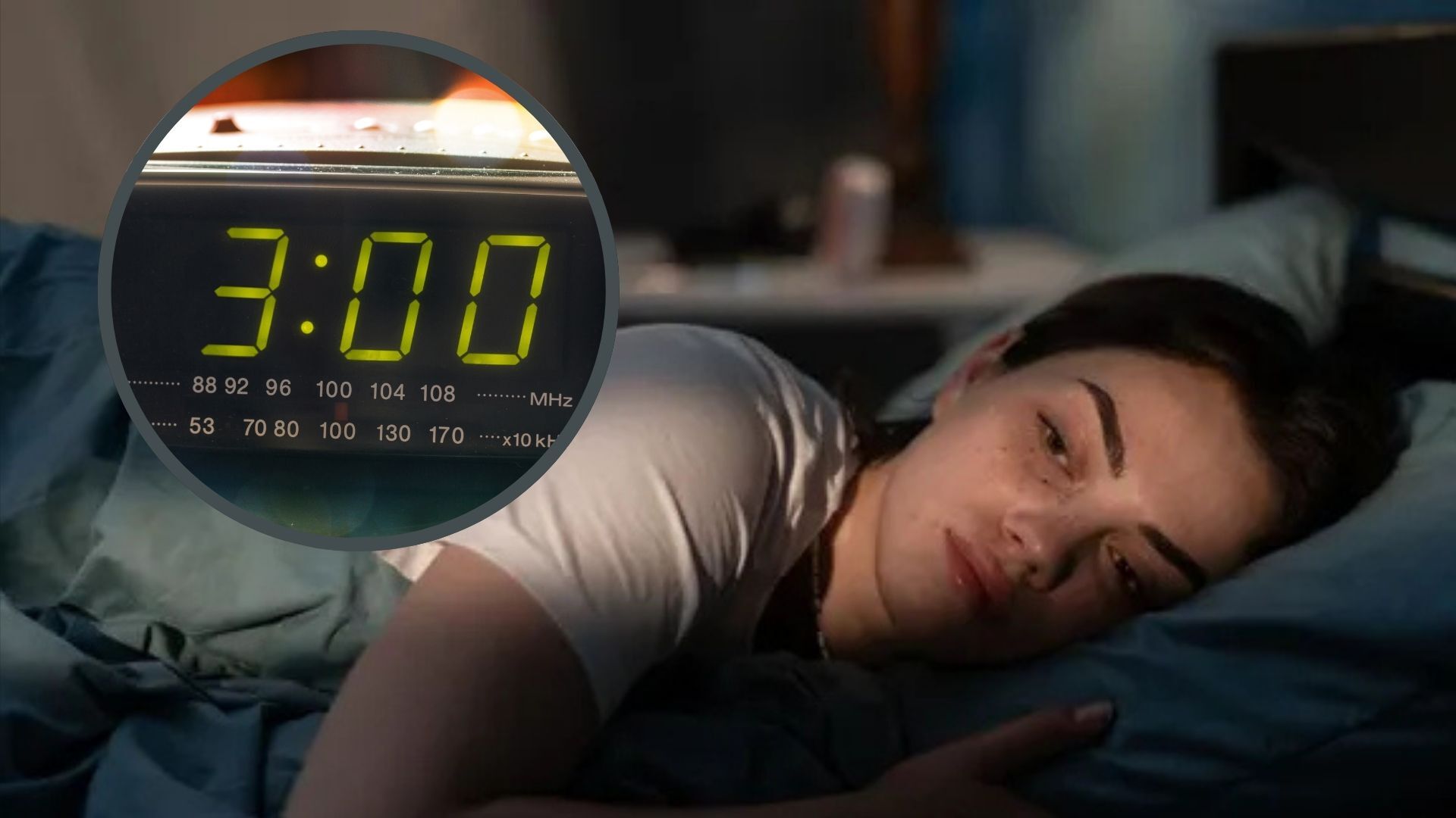 התמונה מציגה אישה כהה שיער במיטה מתרגלת דשדוש קוגניטיבי כדי להירדם במהירות, בעוד תמונה משובצת של שעון מראה 3 לפנות בוקר