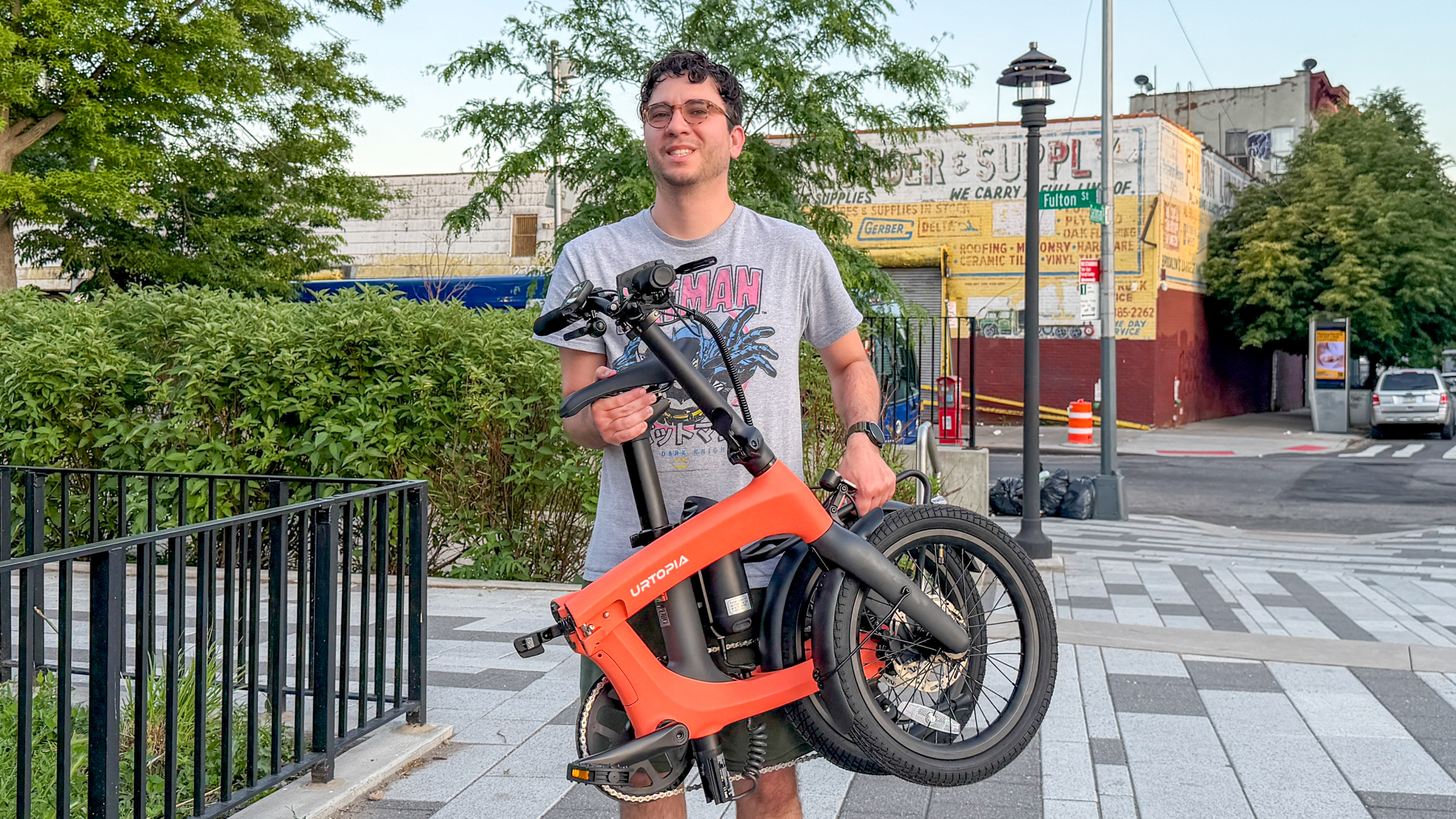 נשיאת Urtopia Carbon Fold 2 בשתי ידיים