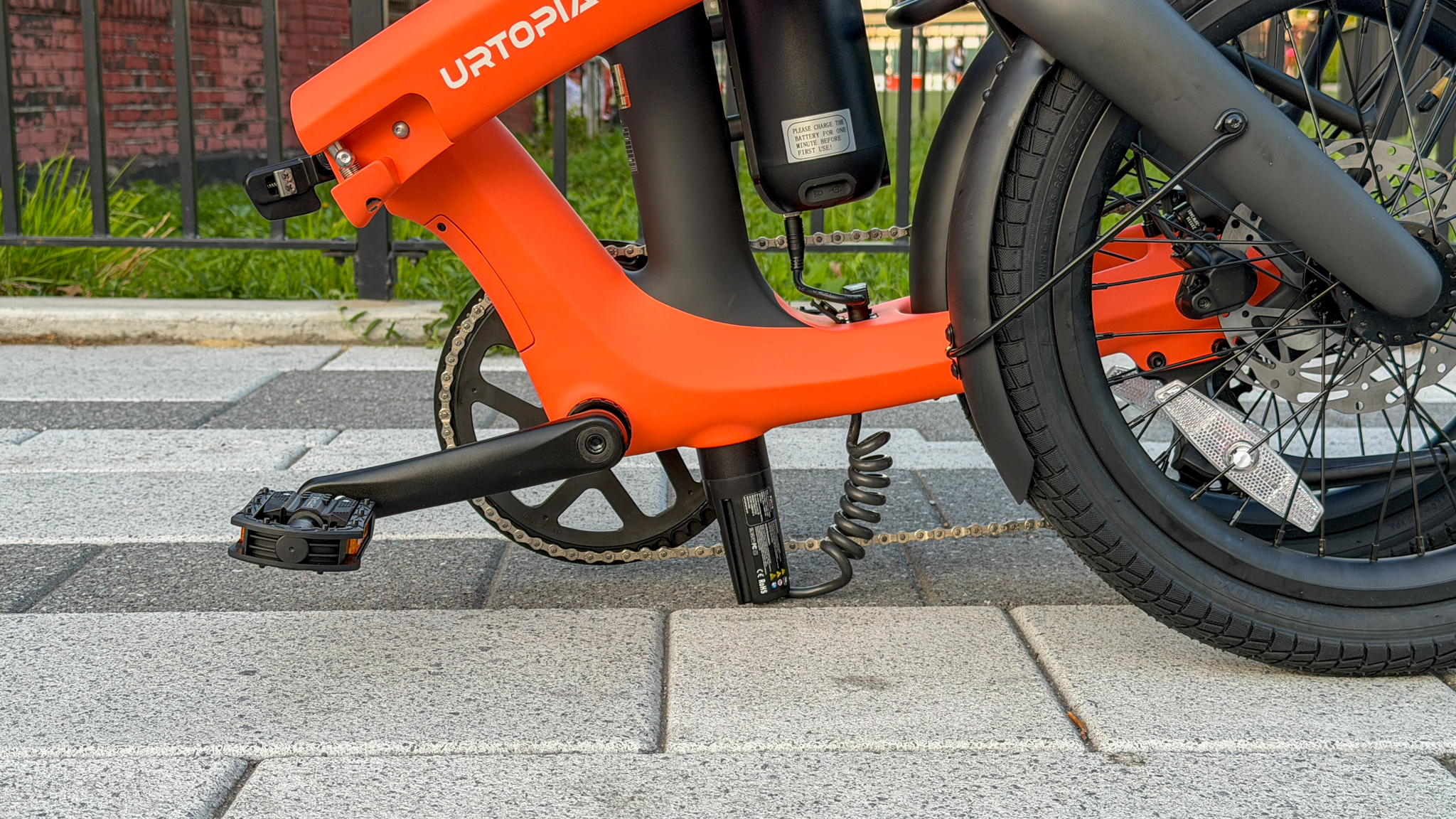 סוללת Urtopia Carbon Fold 2 על הקרקע