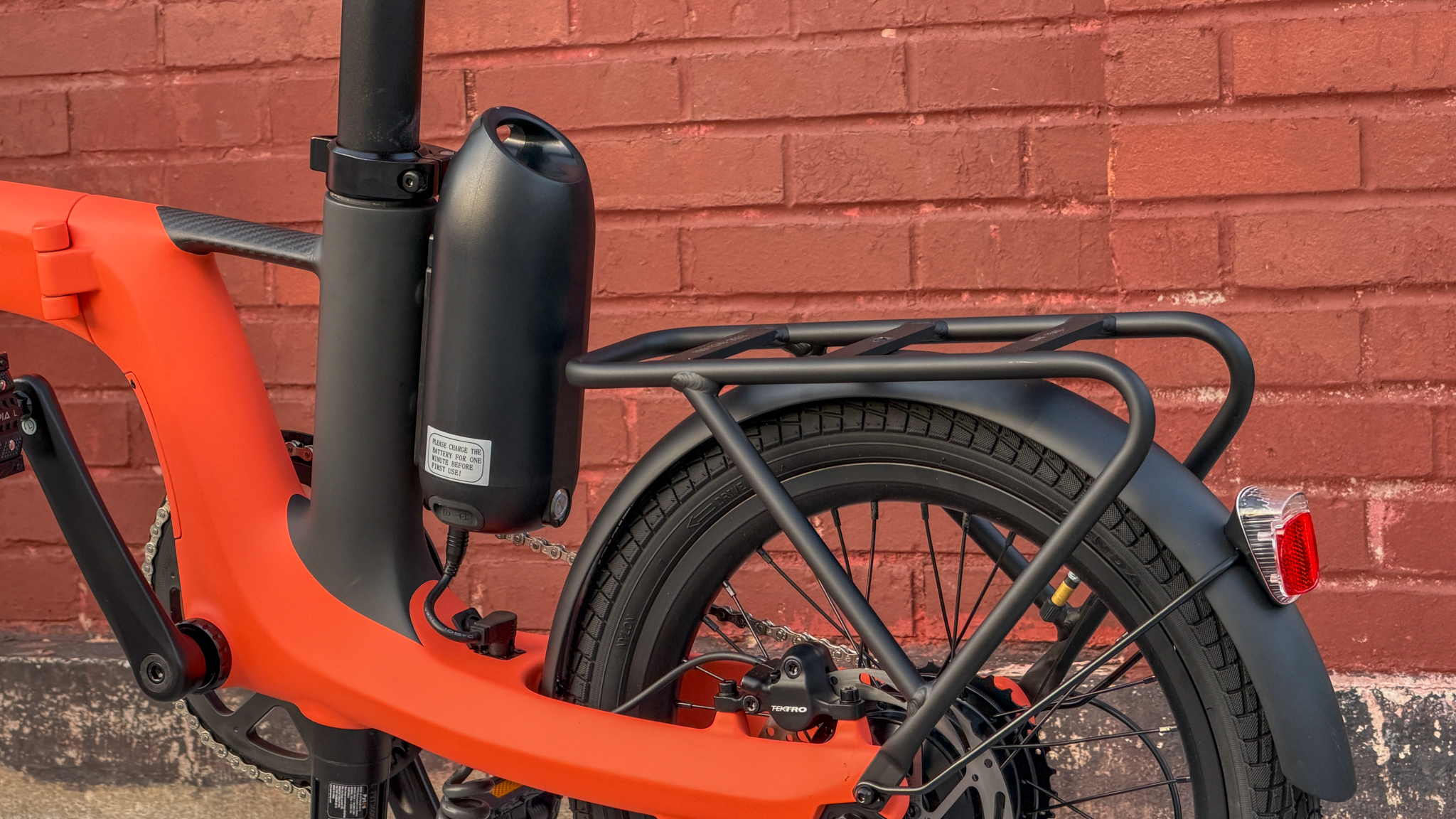 Urtopia Carbon Fold 2 מותקנת סוללה משנית