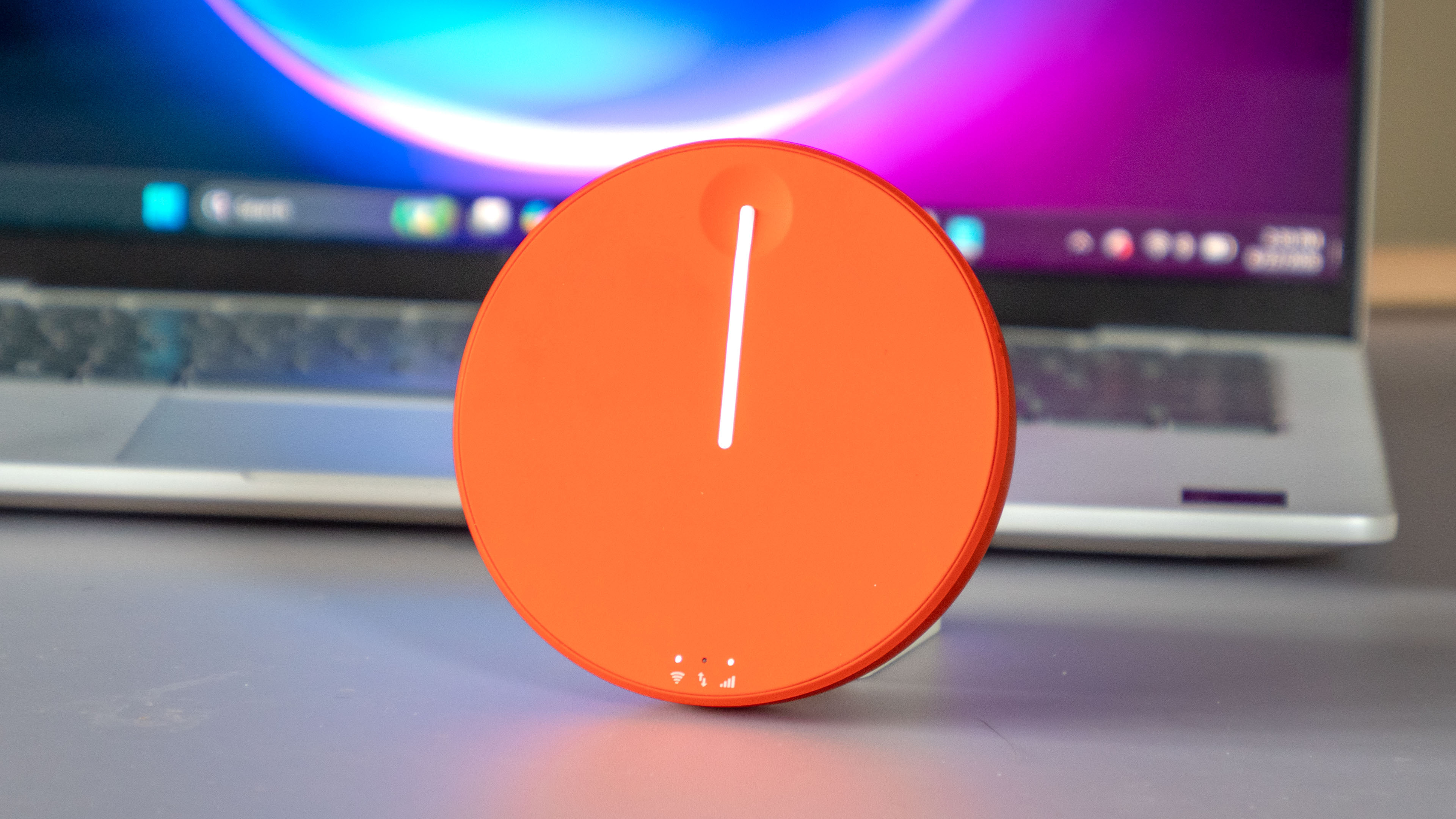 Simo Solis Lite Hotspot קדמי עם נורות LED דולקות.