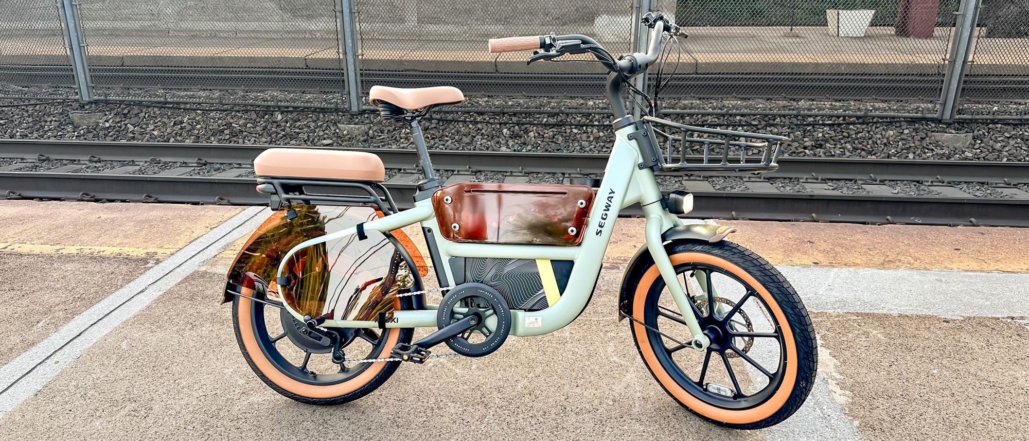 אני רוכב על ה-Segway Muxi כבר חודשיים, ומעולם לא קיבלתי הערות רבות כמו על כל אופניים חשמליים אחרים מאת מייק פרוספרו פורסם ב-23 ביוני 26 מומלץ ה-Segway Muxi הם אופניים חשמליים מהנים וקטנים עם עיצוב ייחודי להפליא ומאפייני בטיחות ואבטחה טובים, אבל היינו רוצים שיהיה להם בולם זעזועים קדמי.
