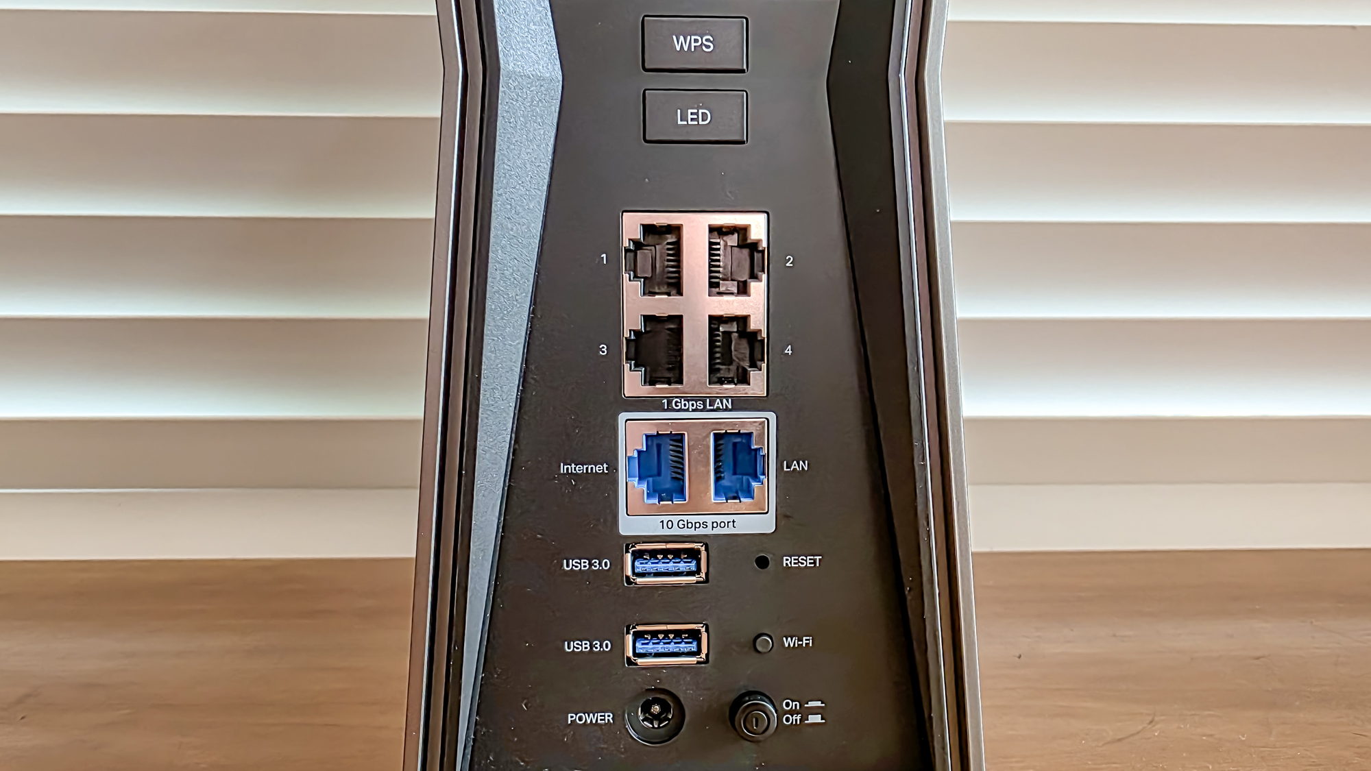 נתב TP-Link Archer BE770 על אדן חלון