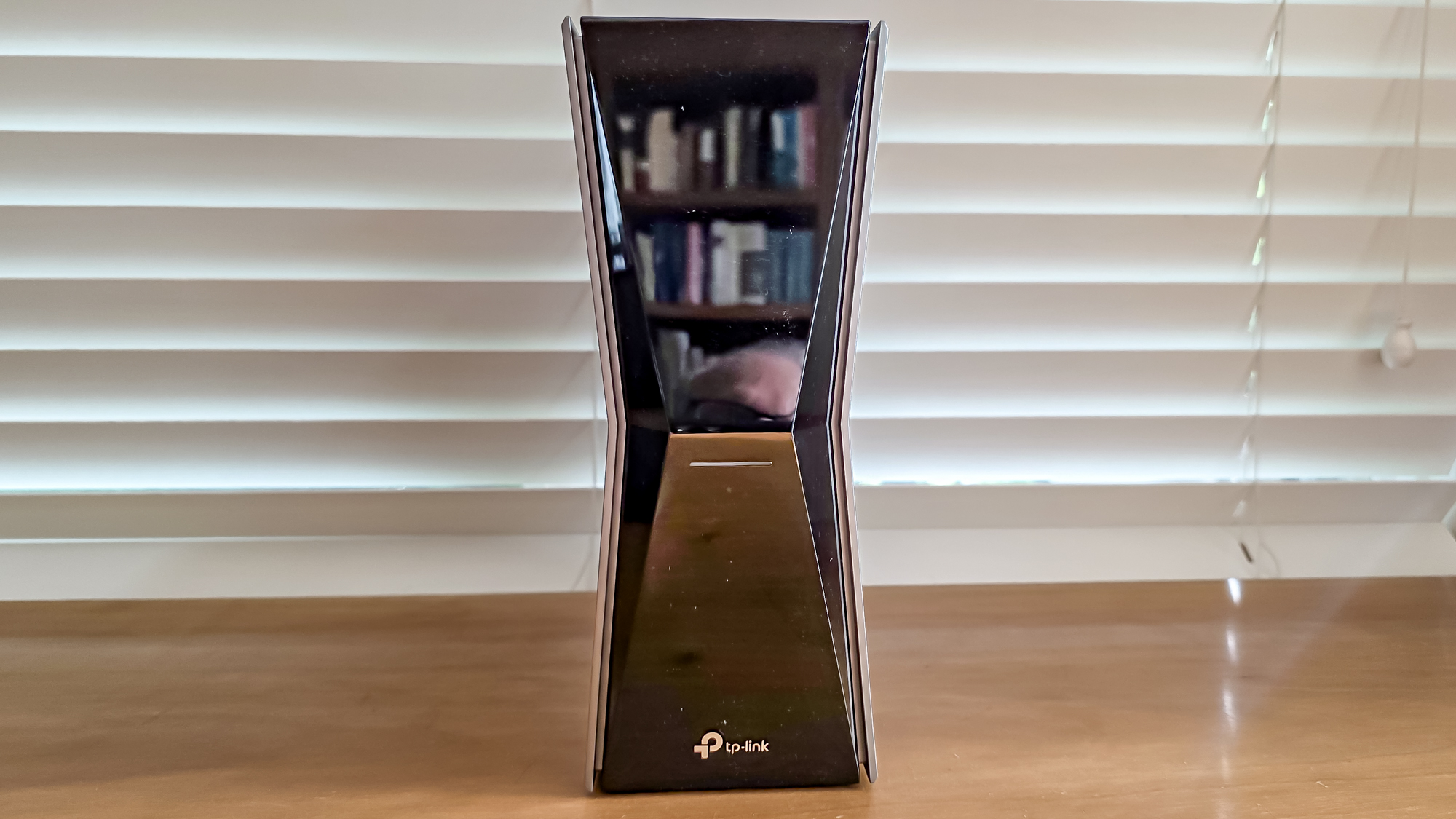 נתב TP-Link Archer BE770 על אדן חלון