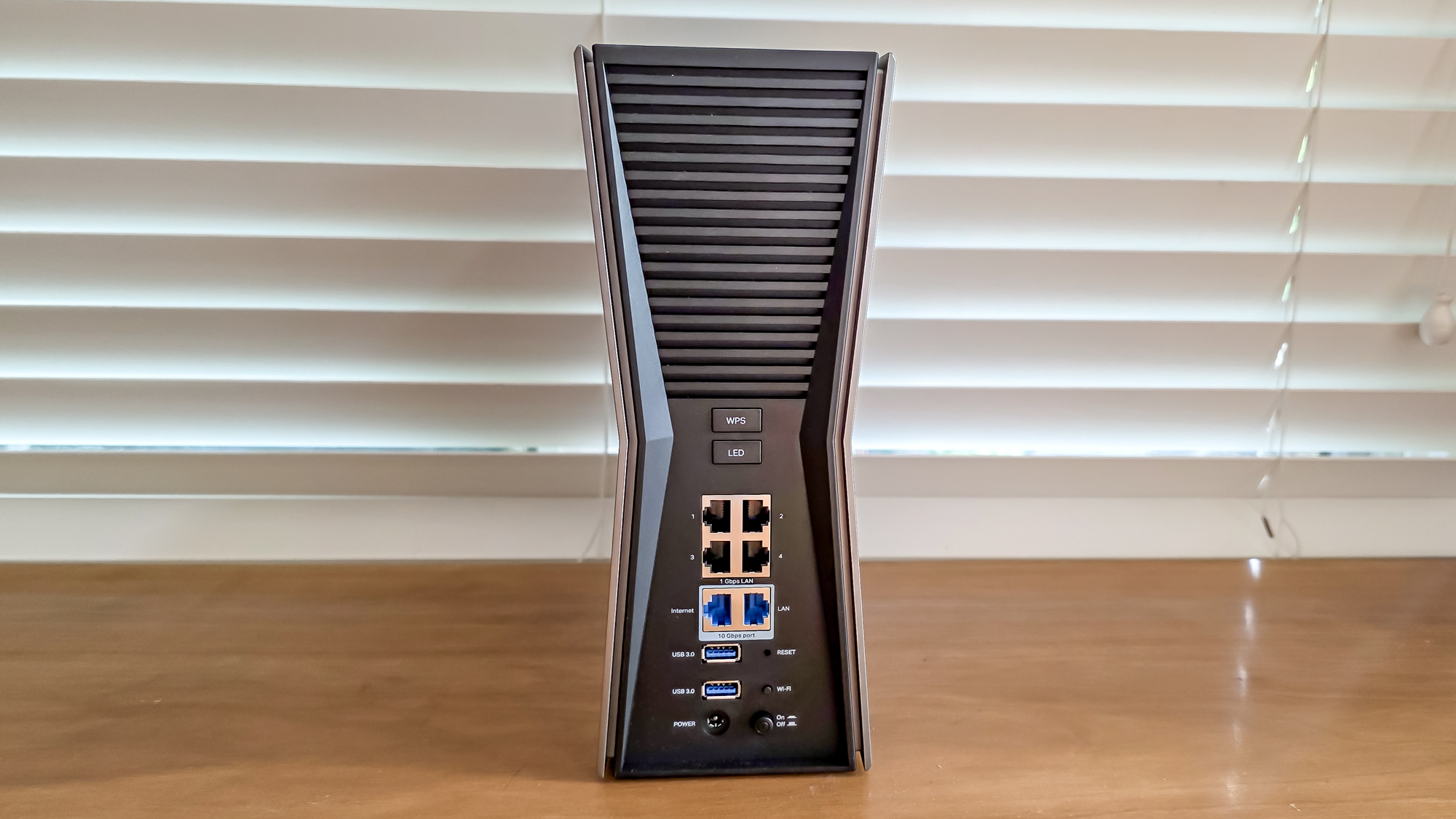 נתב TP-Link Archer BE770 על אדן חלון